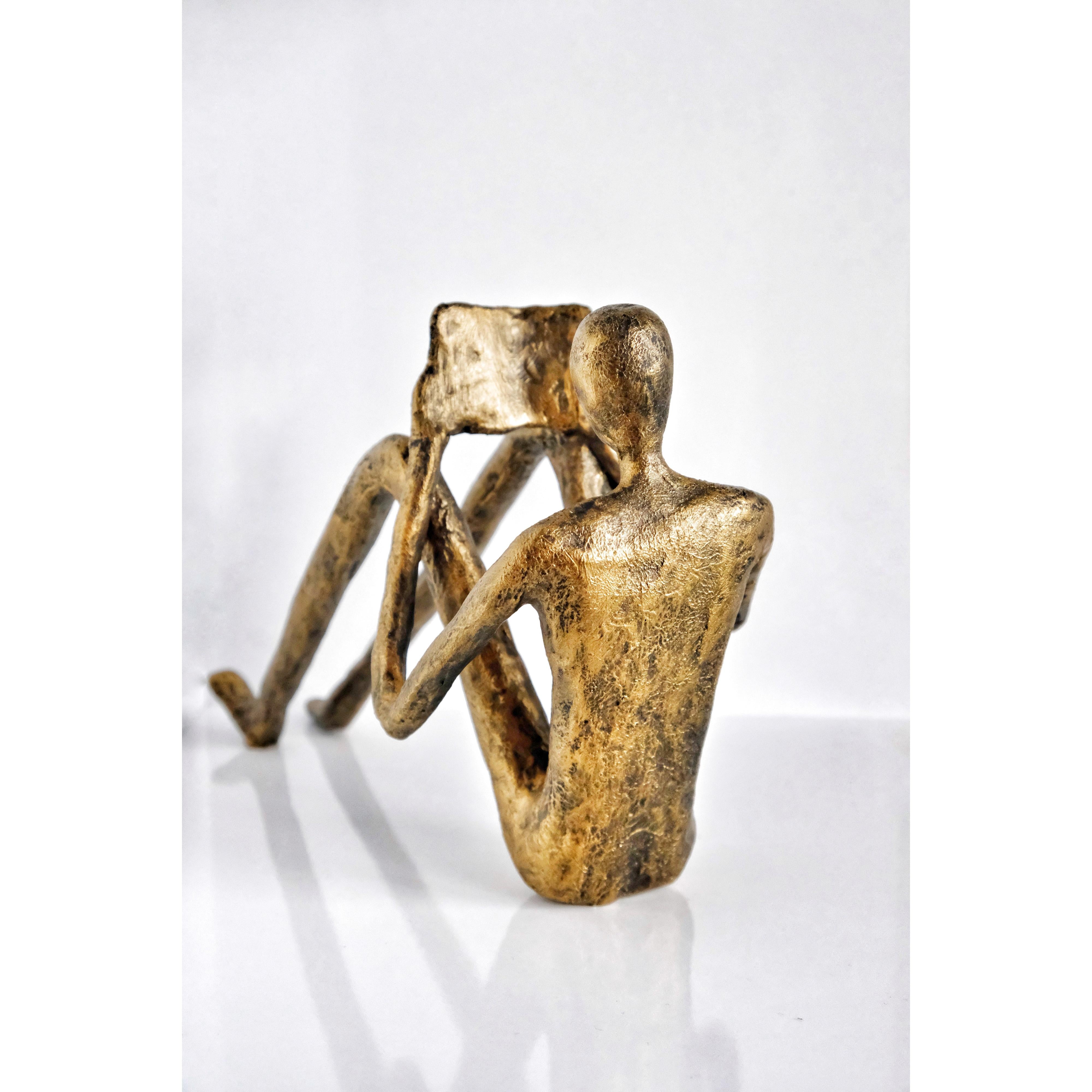 Kitap Okuyan Erkek Heykel