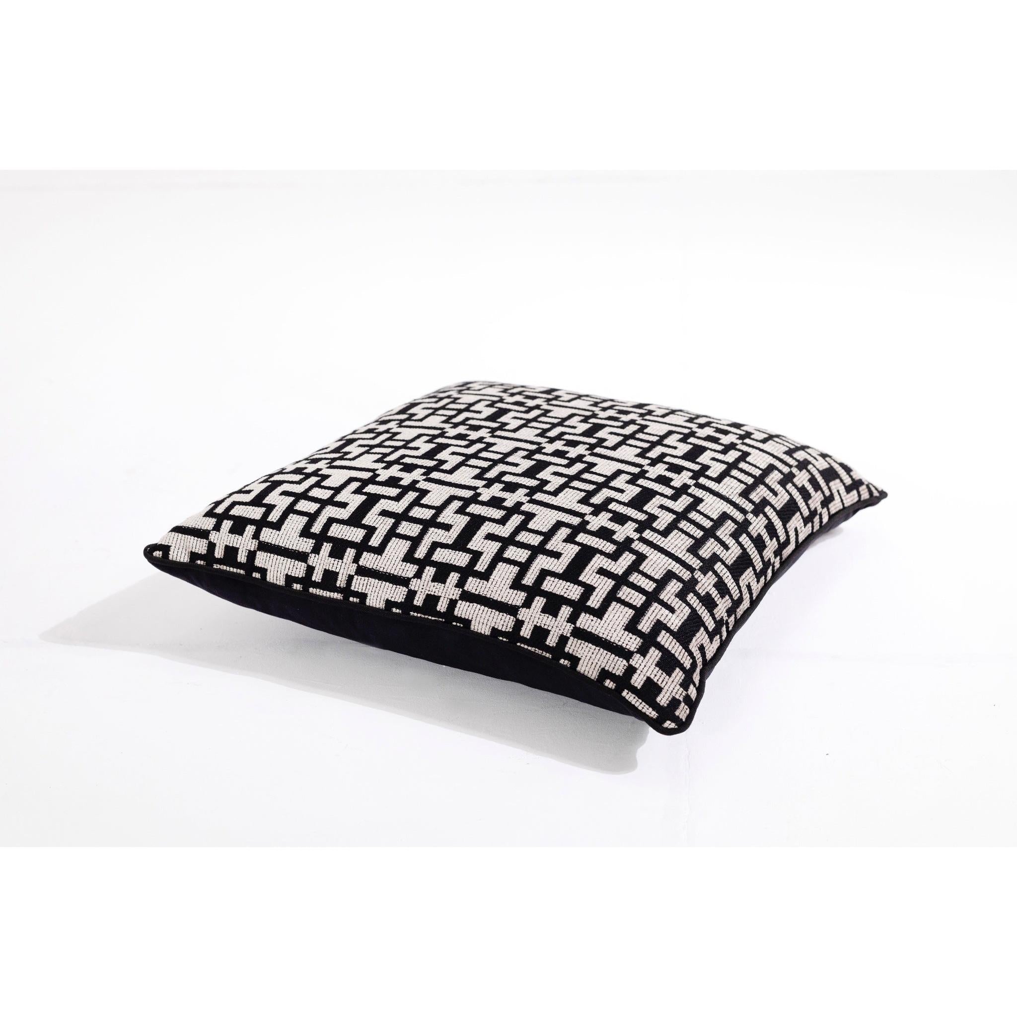 Labirent Desenli Şönil Kadife Kırlent