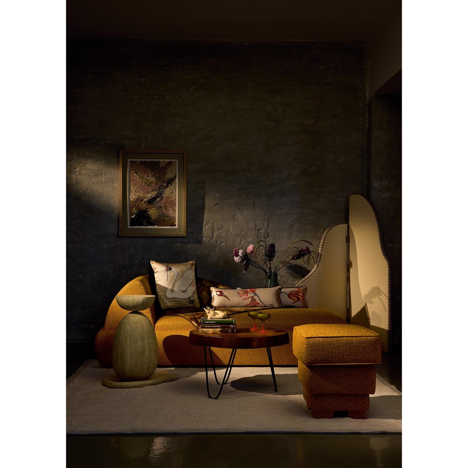 Lalezar Koyu Bej El Boyaması İpek Kırlent 25 X 65 Cm