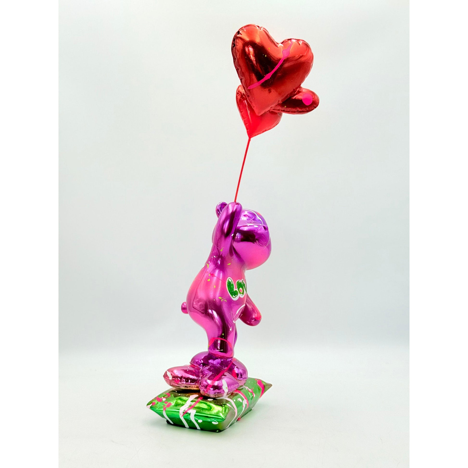Love Chaser – Kırmızı Kalp Balonlu Mor Krom Ayı Heykeli