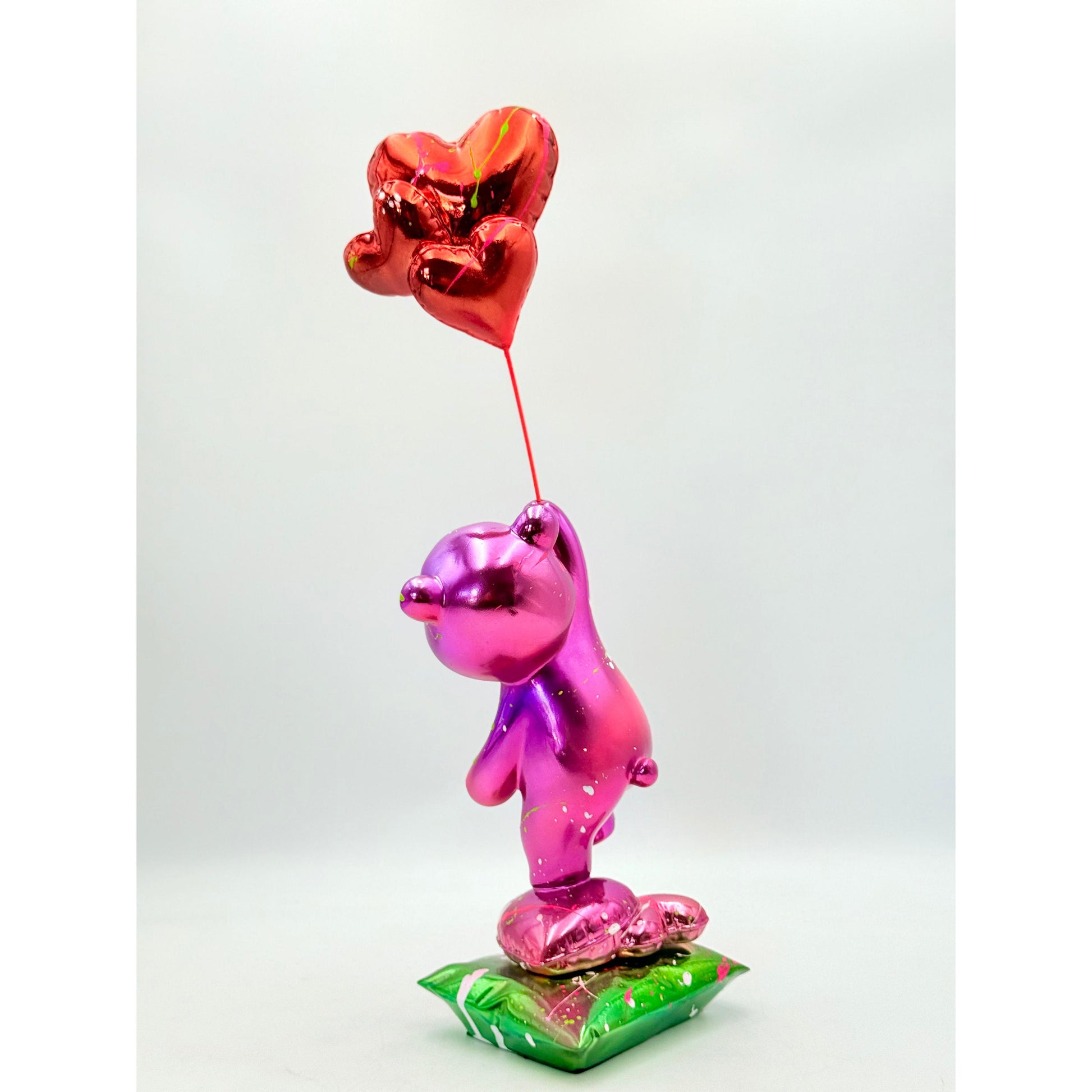 Love Chaser – Kırmızı Kalp Balonlu Mor Krom Ayı Heykeli