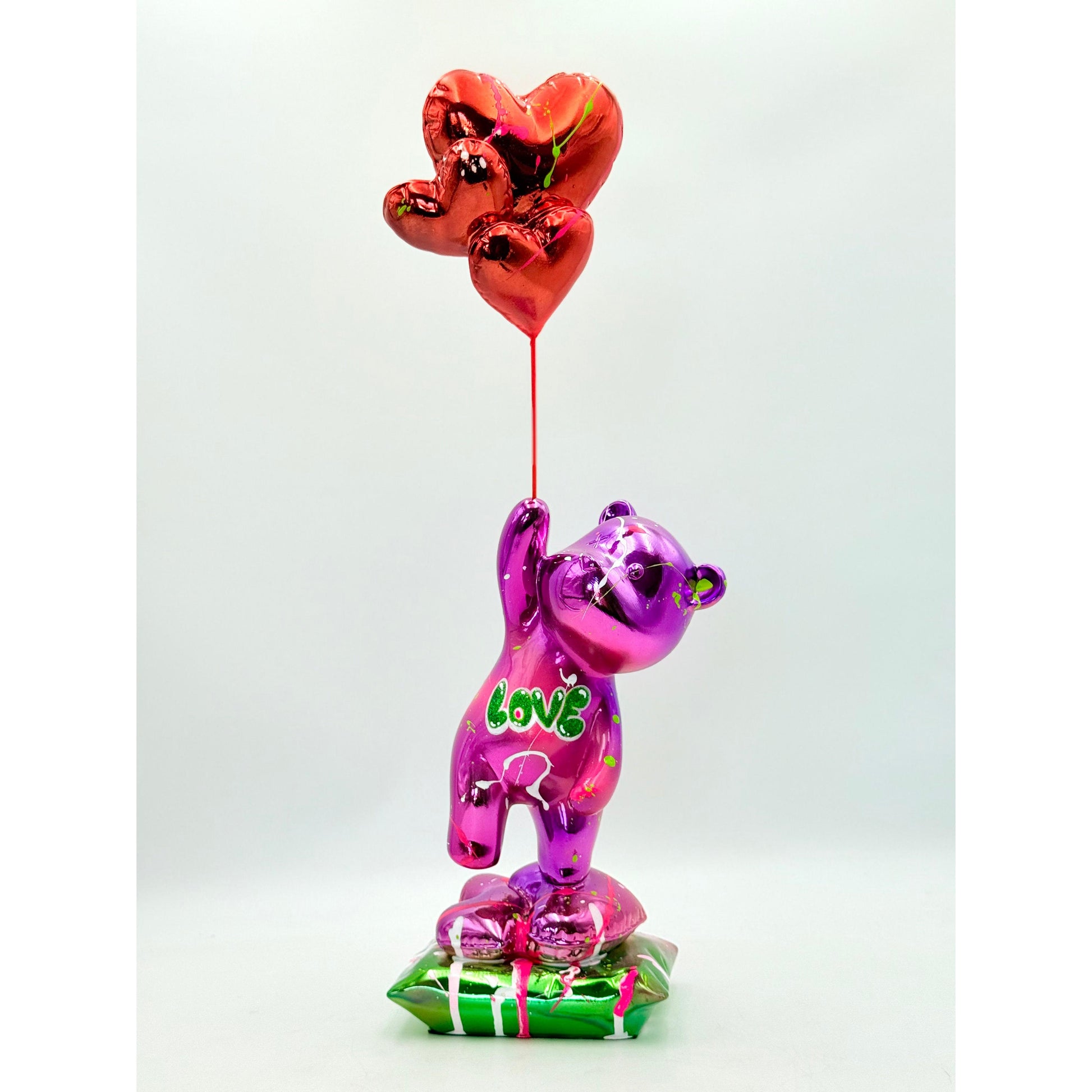 Love Chaser – Kırmızı Kalp Balonlu Mor Krom Ayı Heykeli