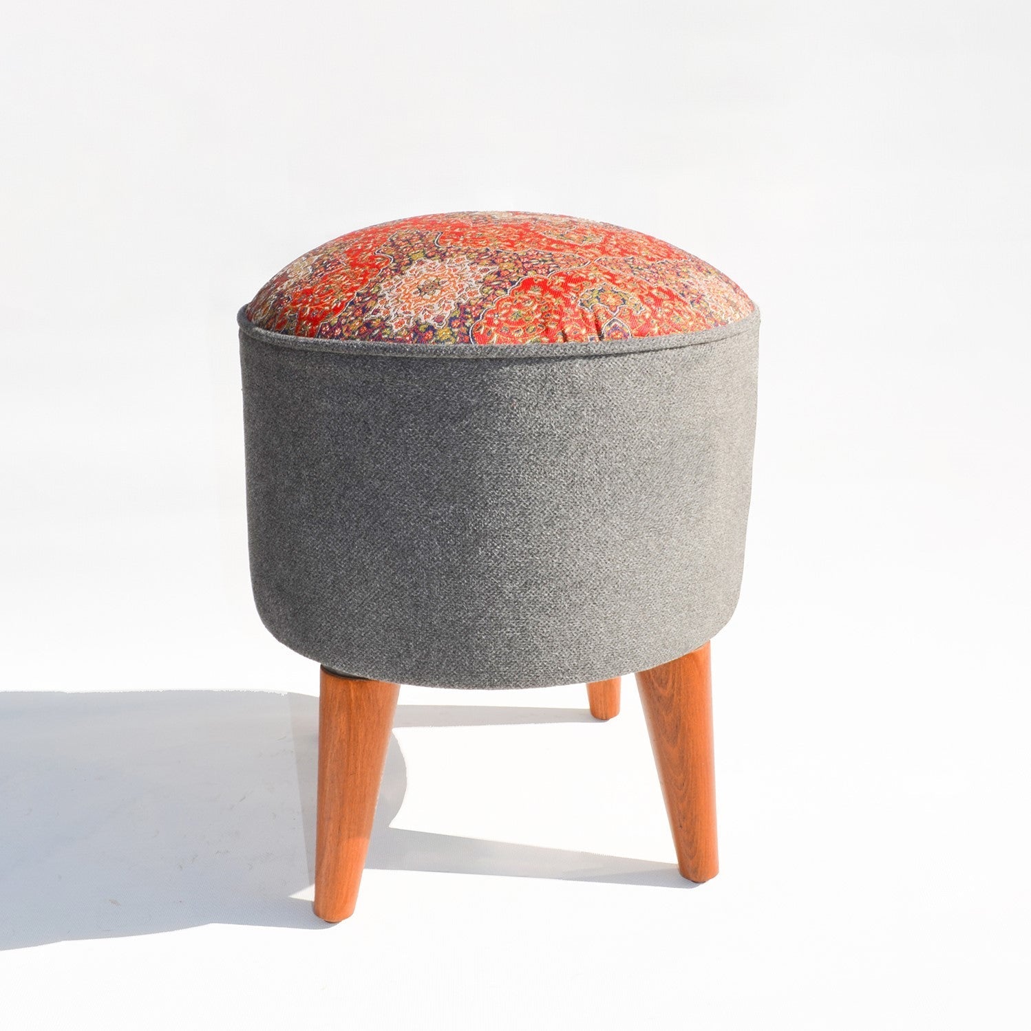 Lucy Ahşap Ayaklı Puf