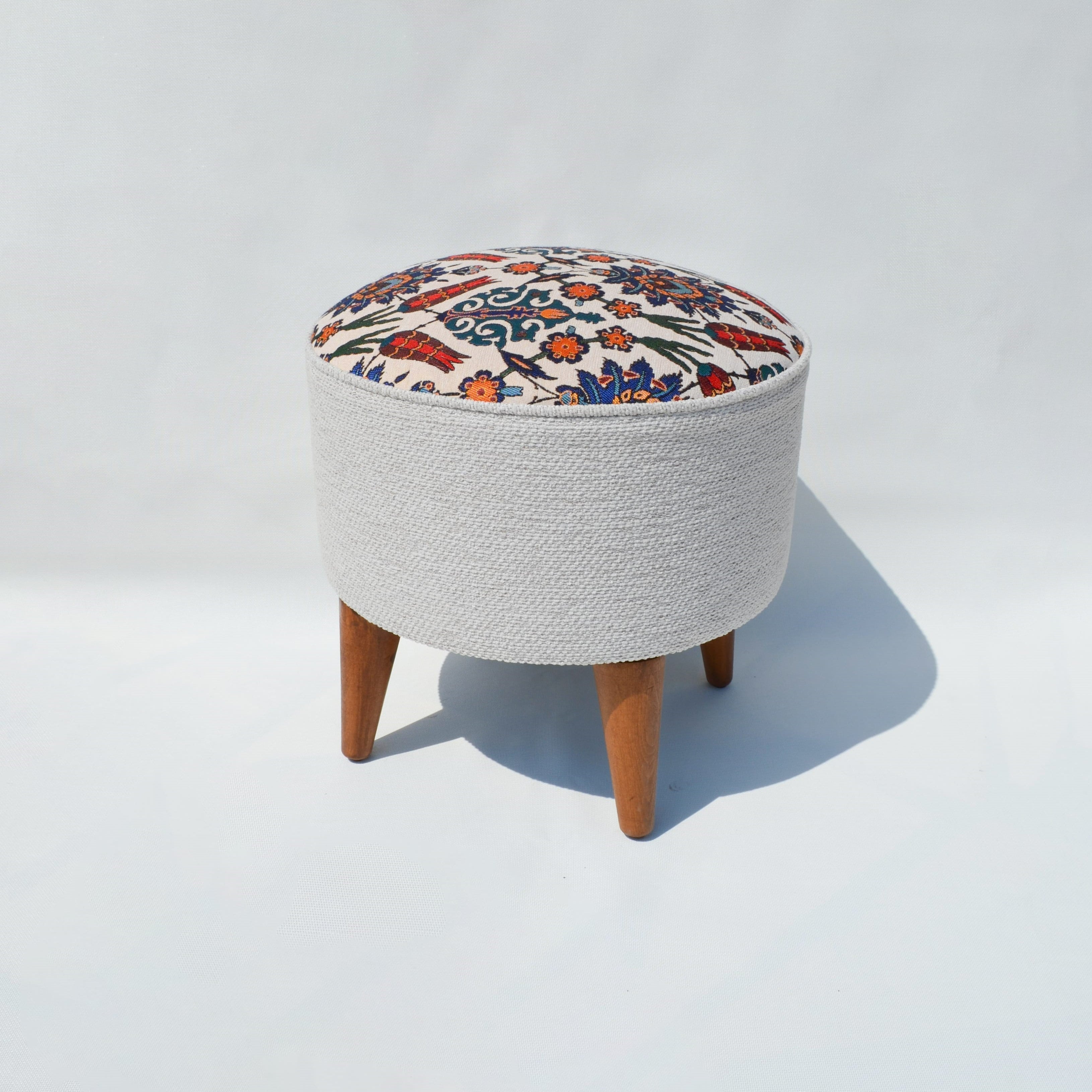 Lucy Ahşap Ayaklı Puf