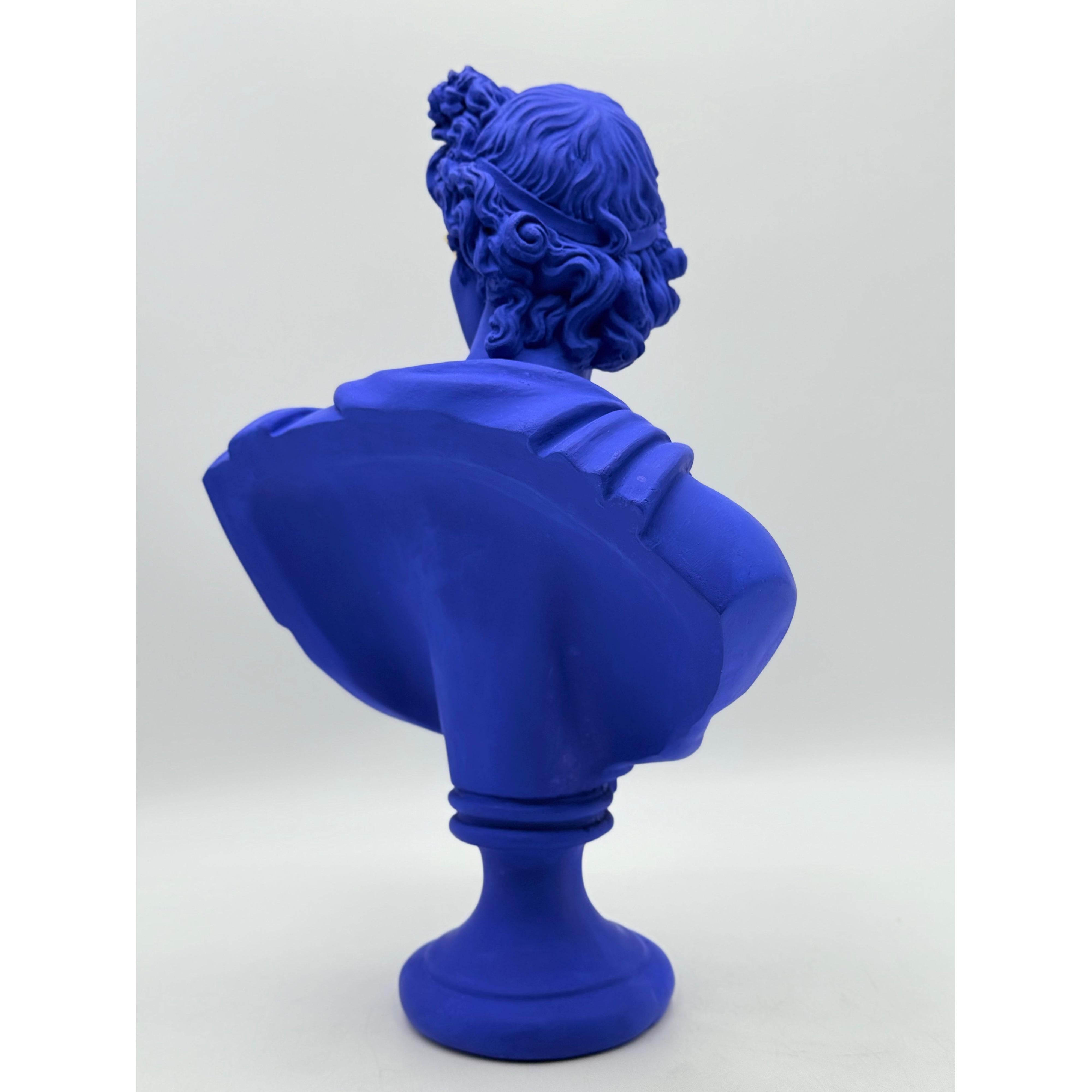 Marine Blue Apollo Heykeli
