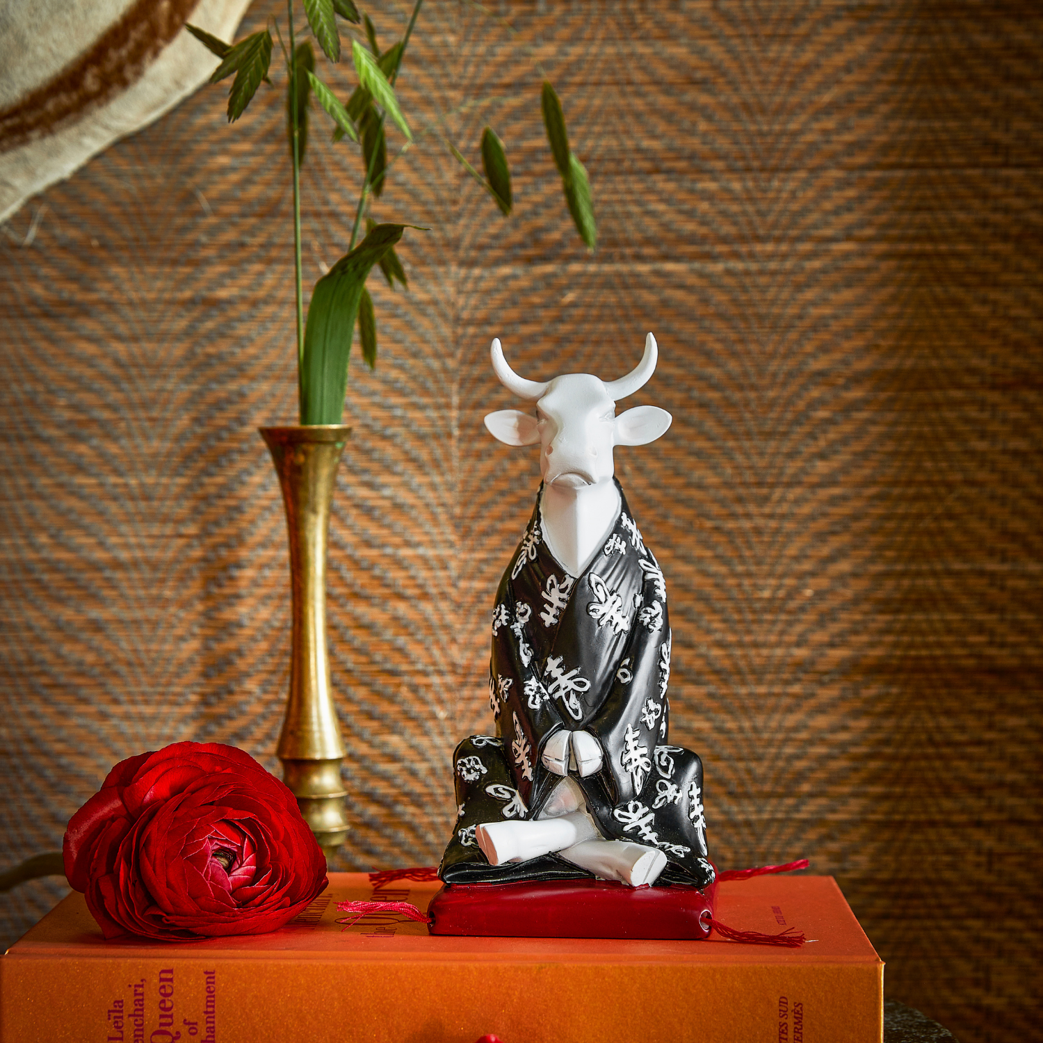 Meditating Cow - El Yapımı İnek Figürü