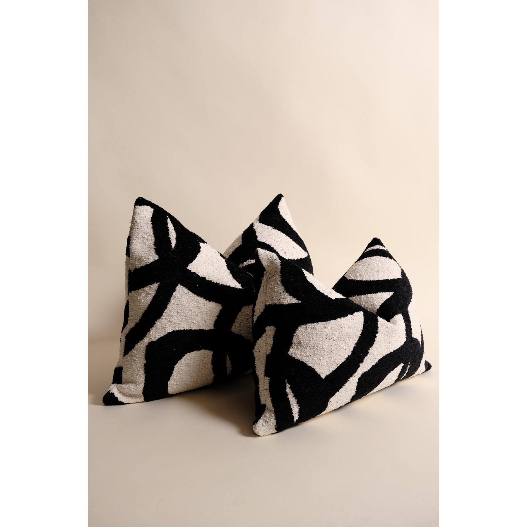 Merlin Kuş Tüyü Kırlent - Siyah Beyaz