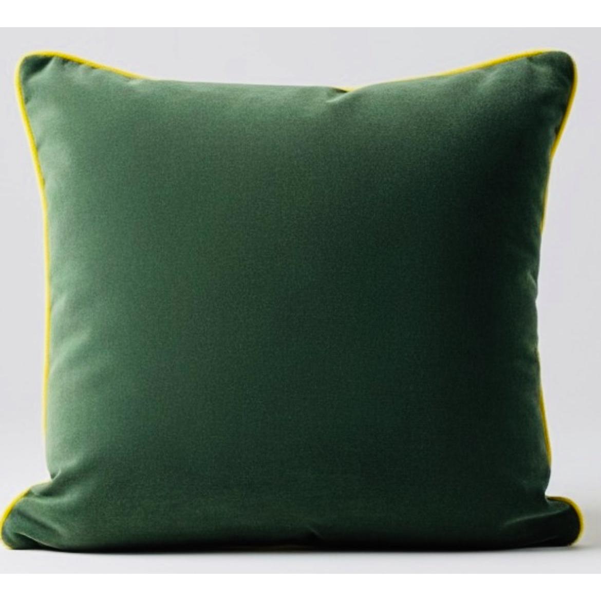 Noble, Renkli Biyeli Yumuşak Kadife Kırlent Kılıfı