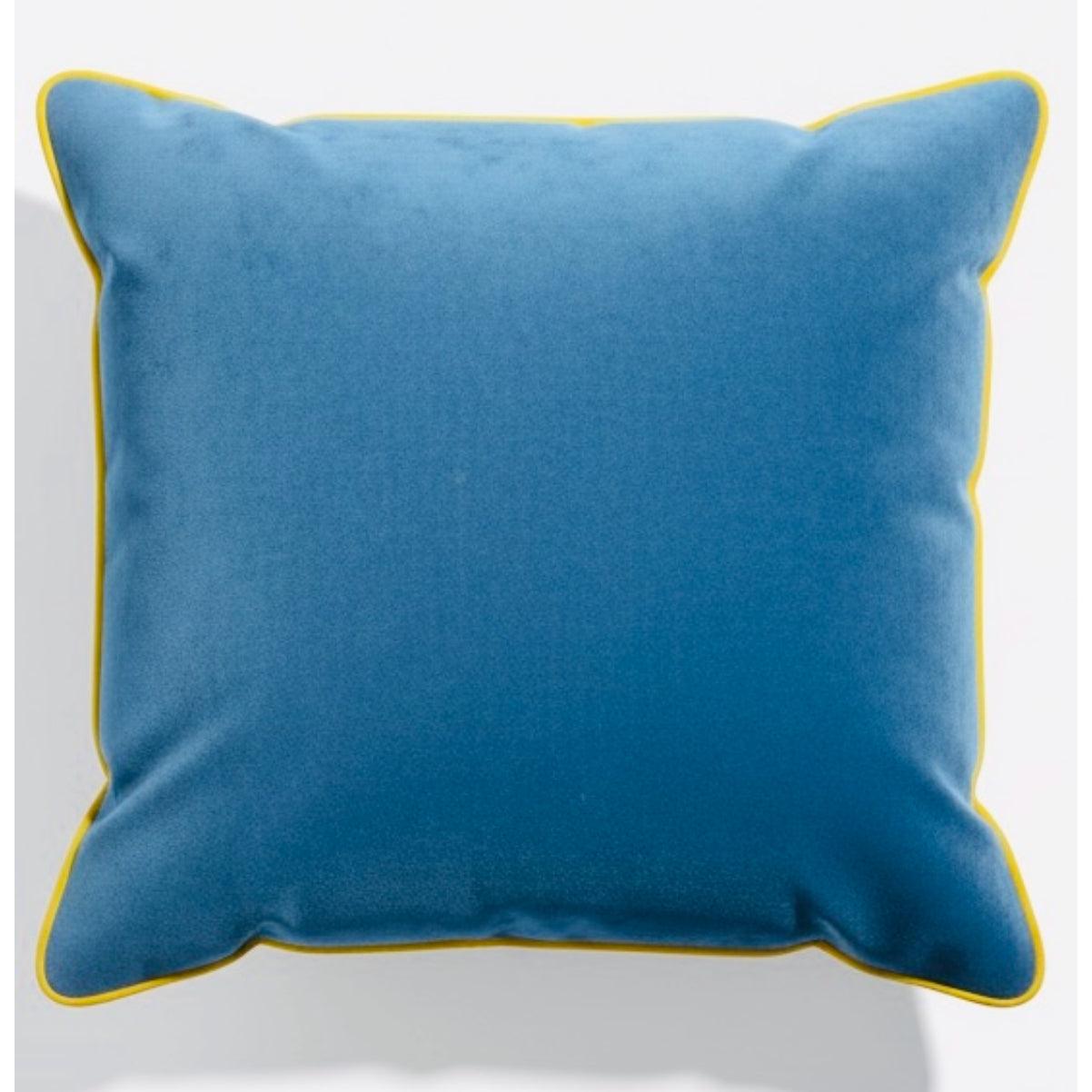 Noble, Renkli Biyeli Yumuşak Kadife Kırlent Kılıfı