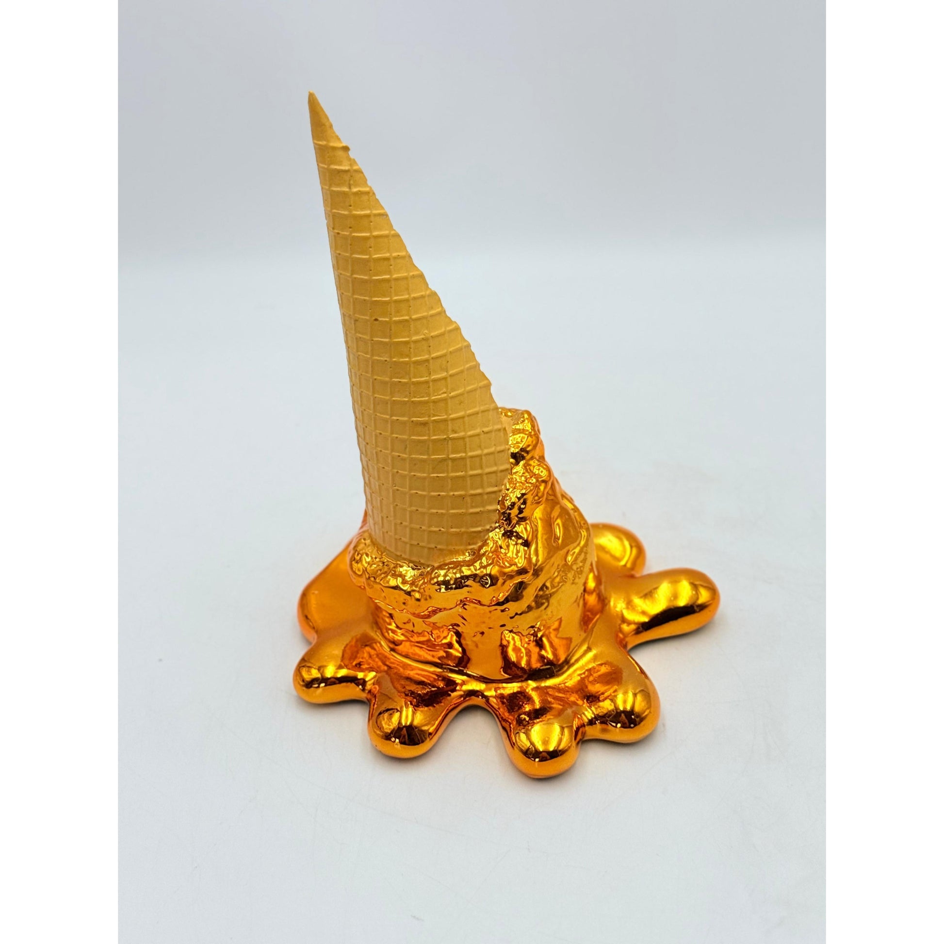 Opps! No.1 – Gold Düşen Dondurma Heykeli