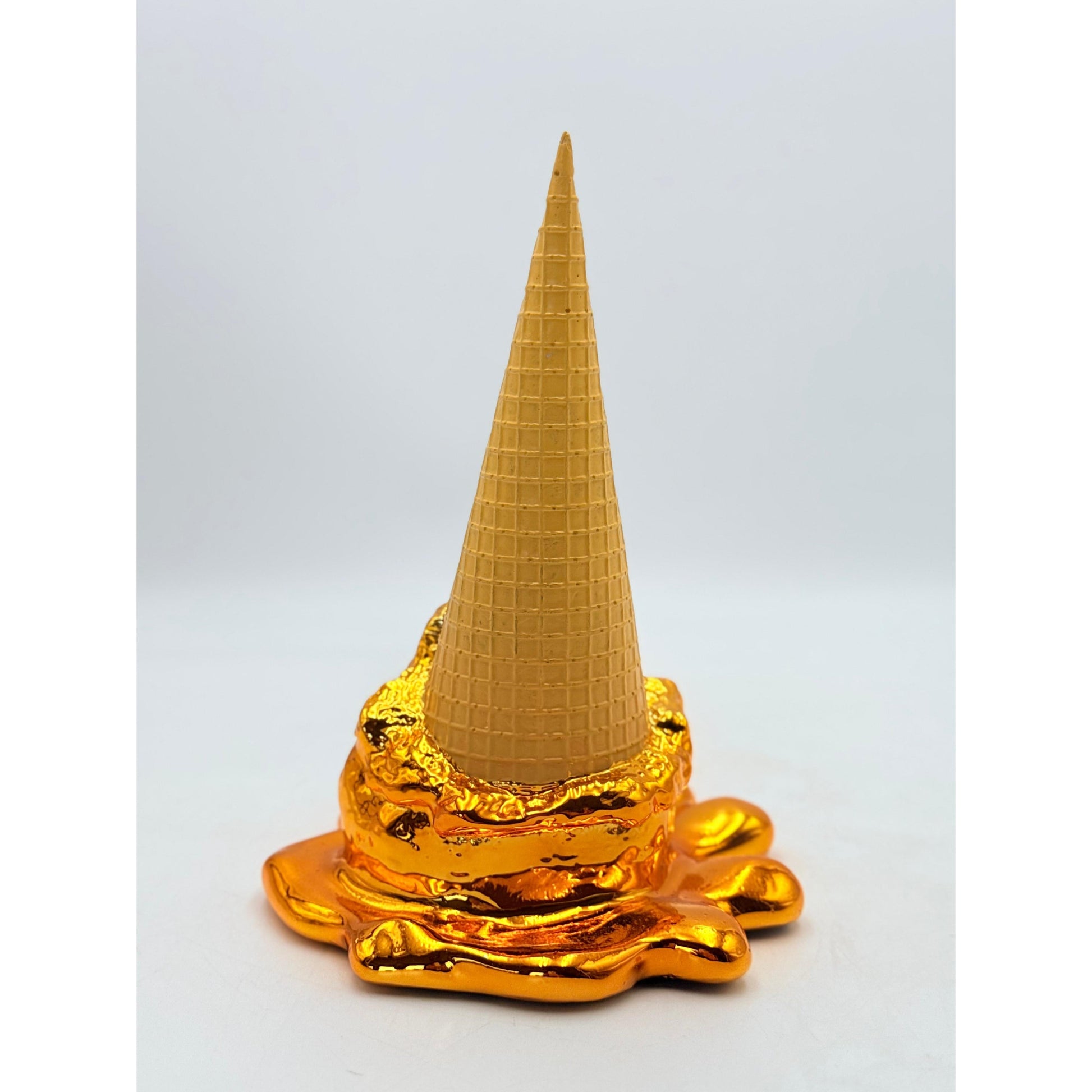 Opps! No.1 – Gold Düşen Dondurma Heykeli