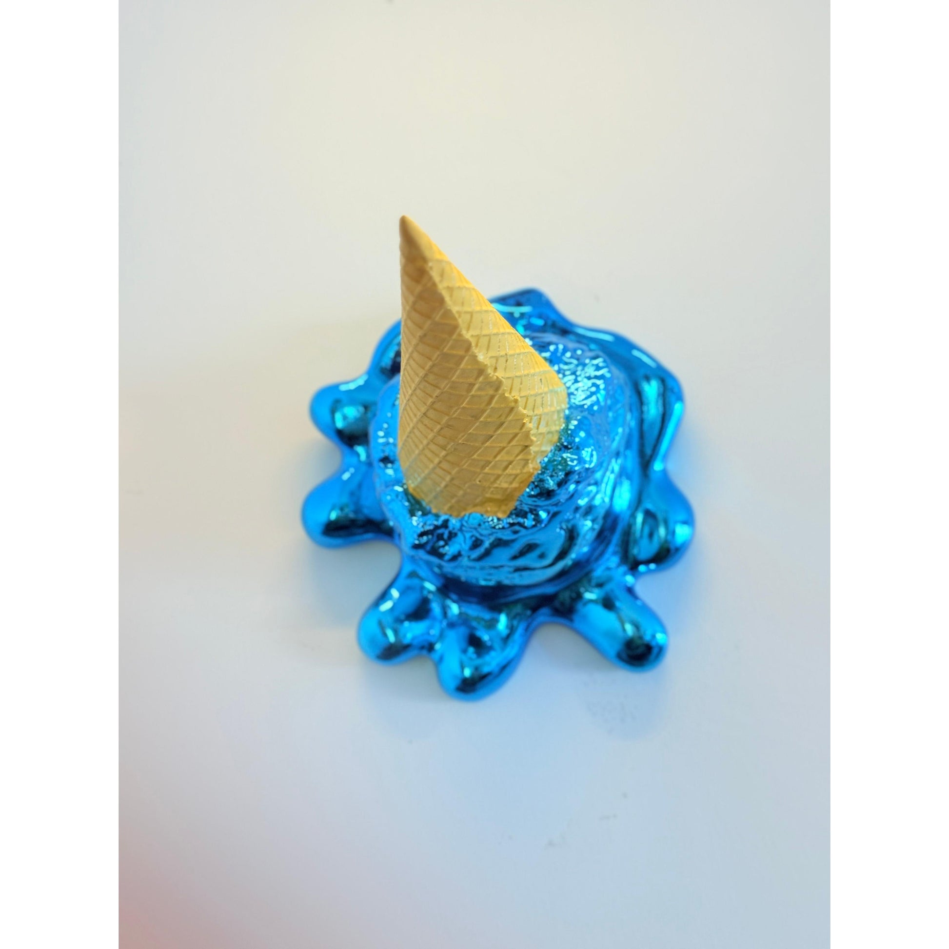 Opps! No.1 – Mavi Krom Kaplama Dondurma Heykeli