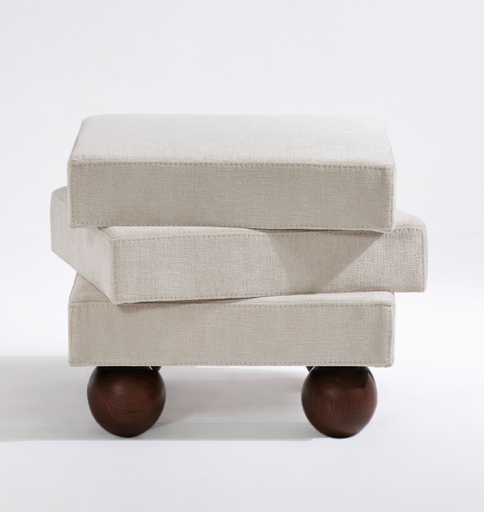 Orb Krem Şönil Masif Top Ayaklı Asimetrik Puf