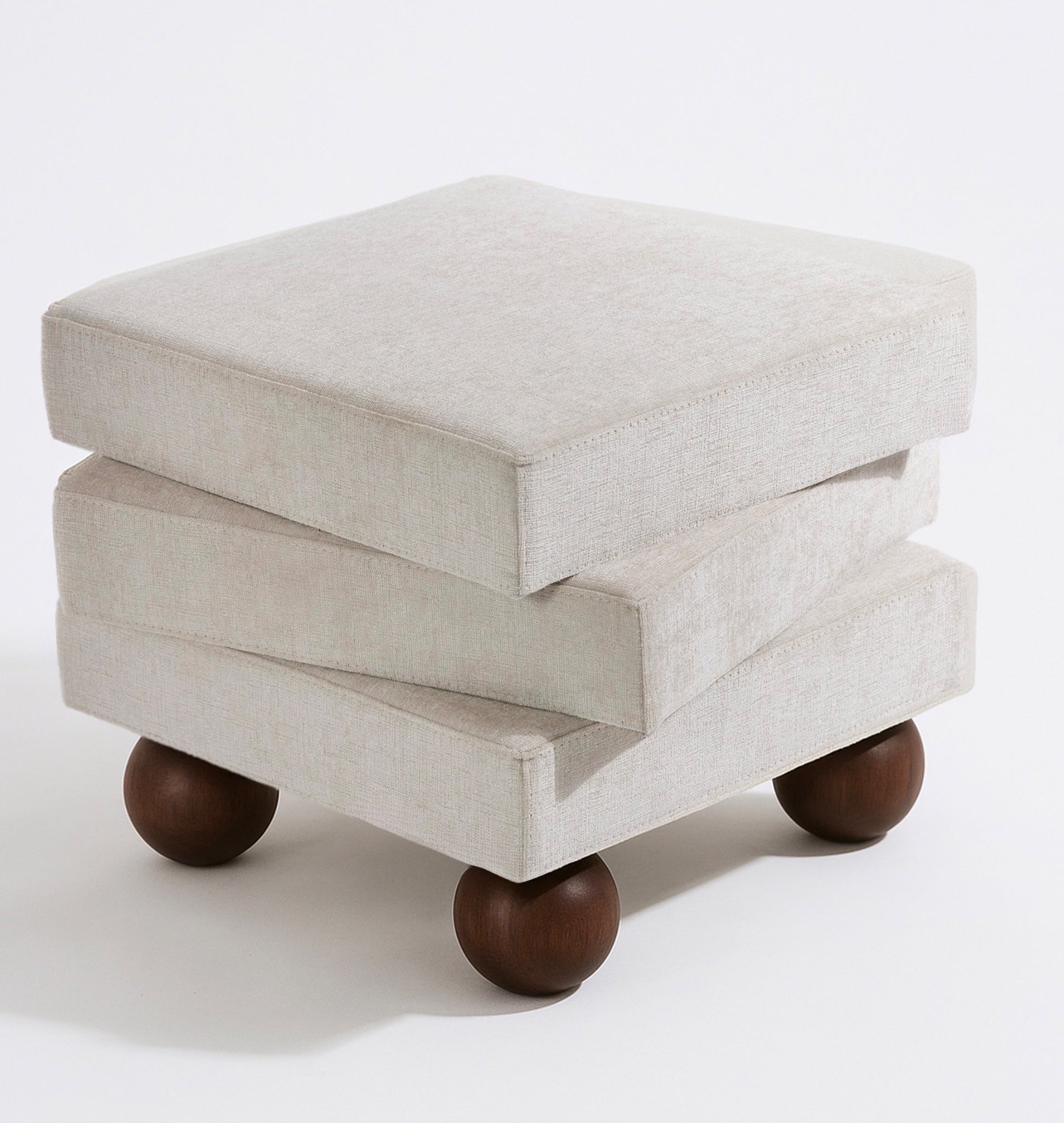 Orb Krem Şönil Masif Top Ayaklı Asimetrik Puf