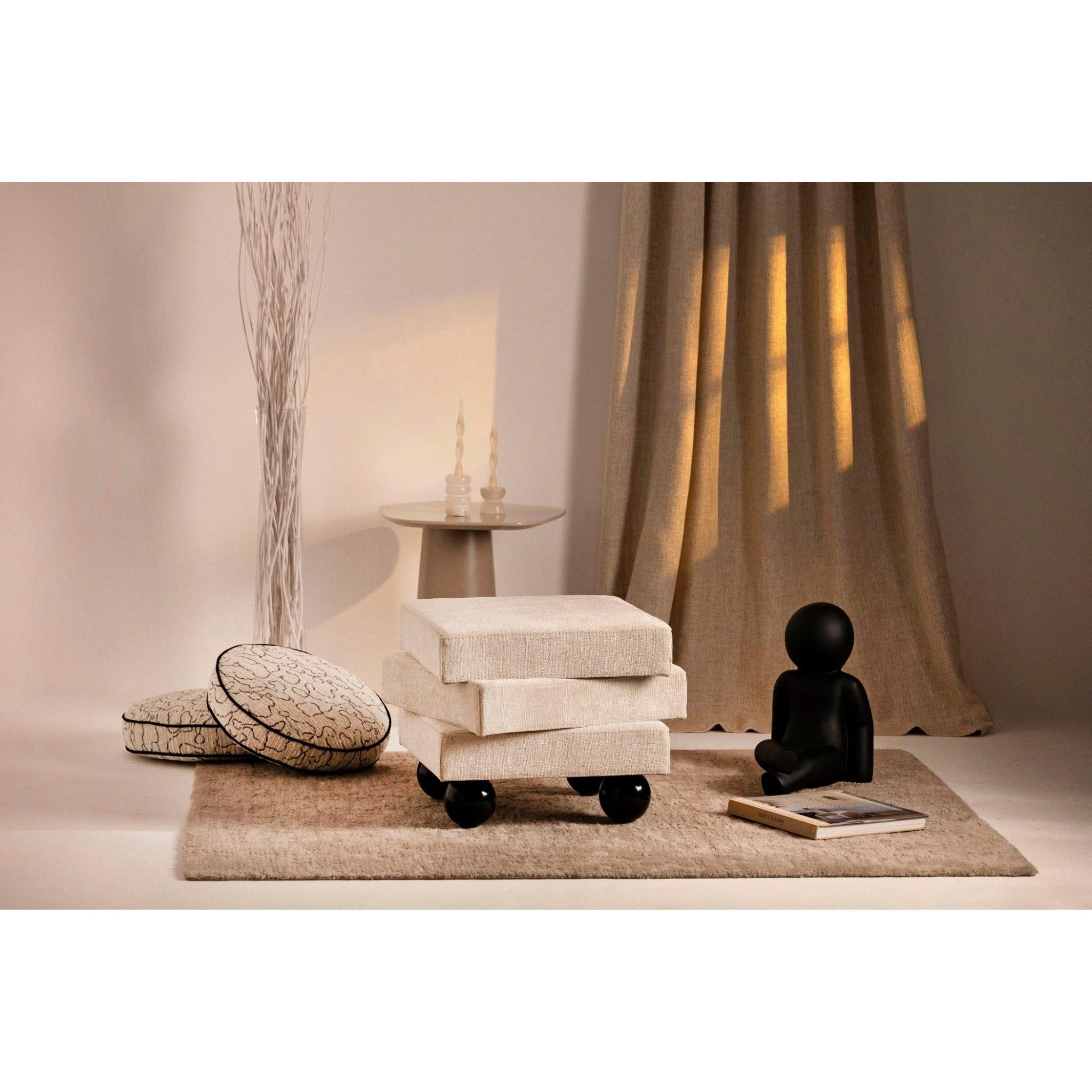 Orb Krem Şönil Siyah Top Ayaklı Asimetrik Puf