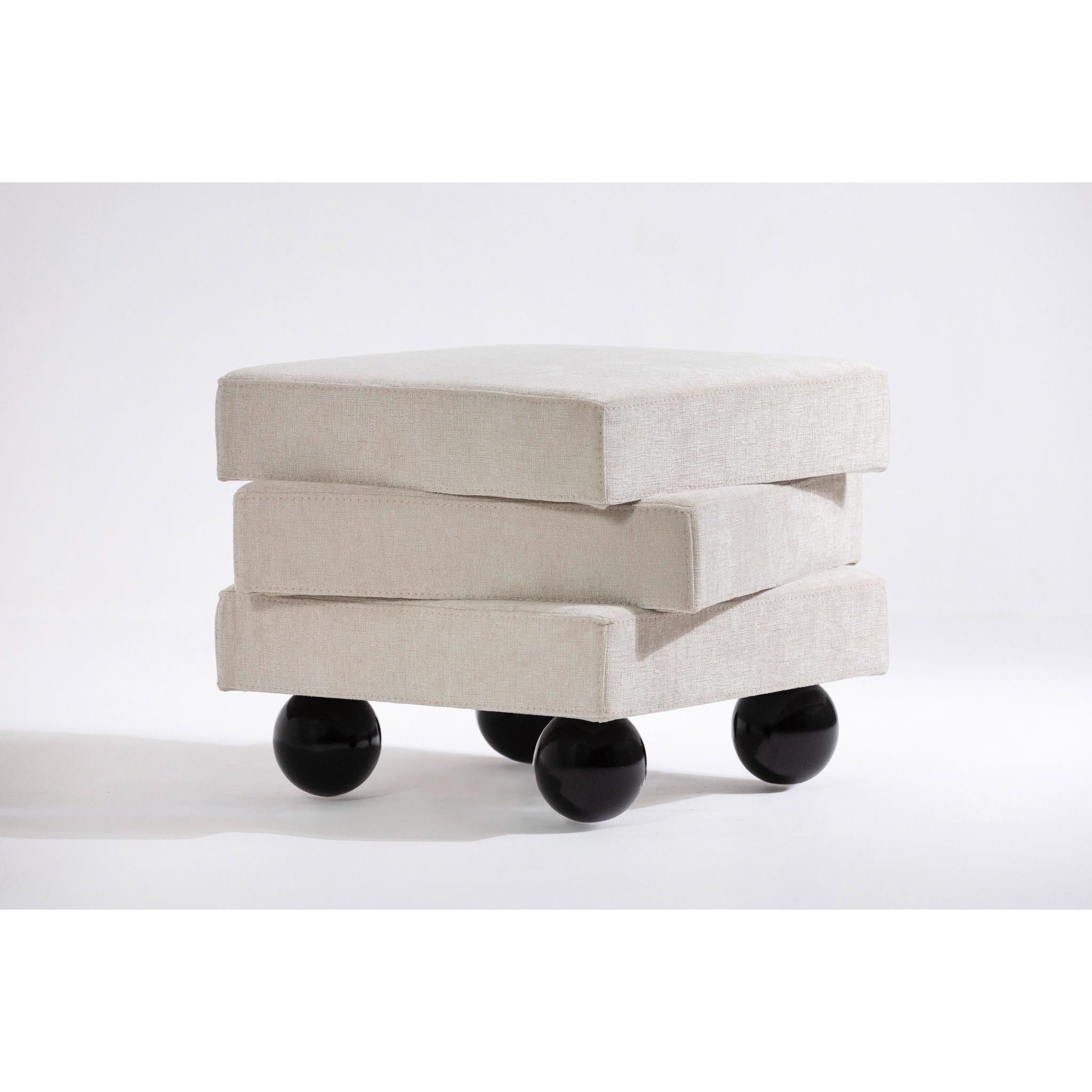 Orb Krem Şönil Siyah Top Ayaklı Asimetrik Puf