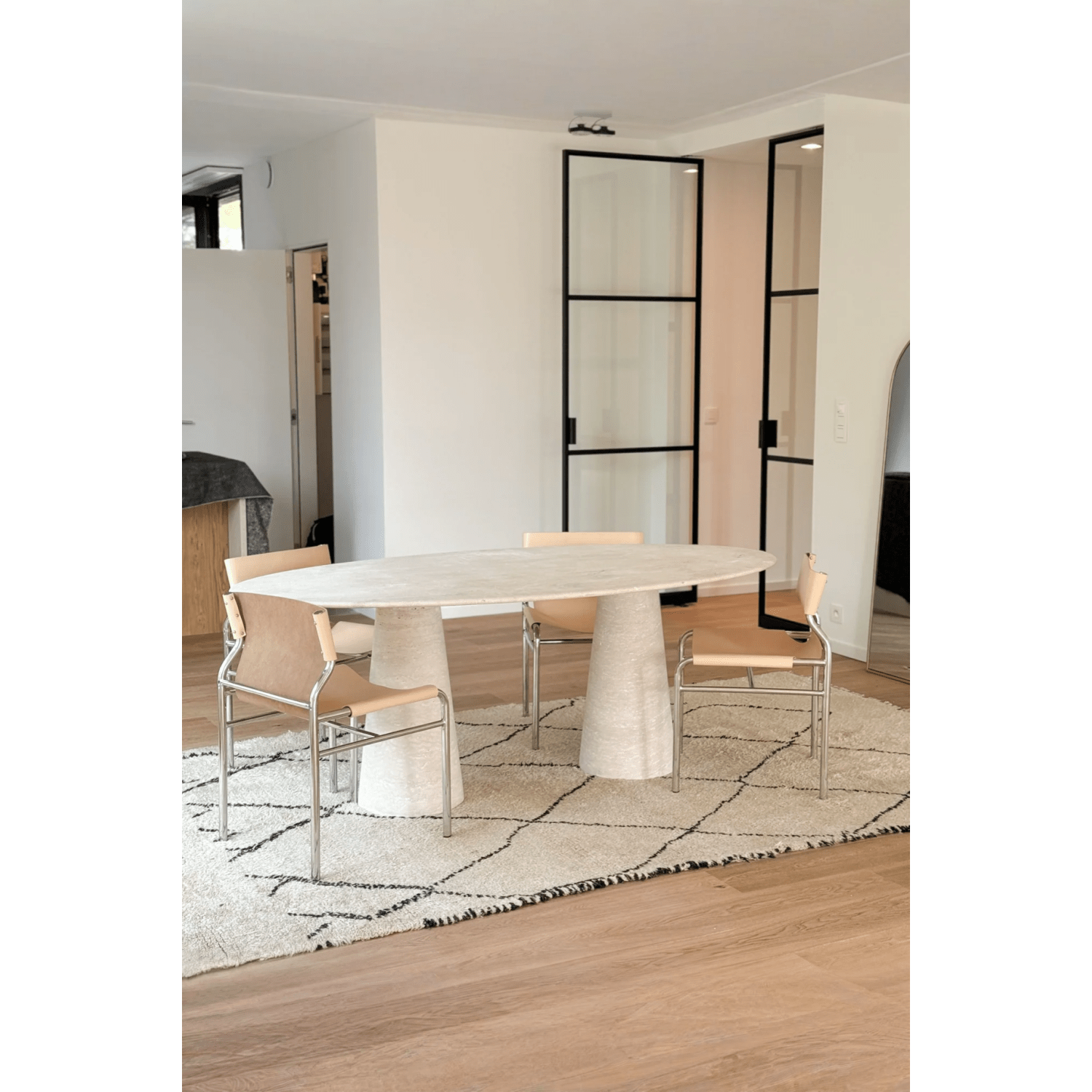 Paul-Yuvarlak Huni Ayak Yemek Masası