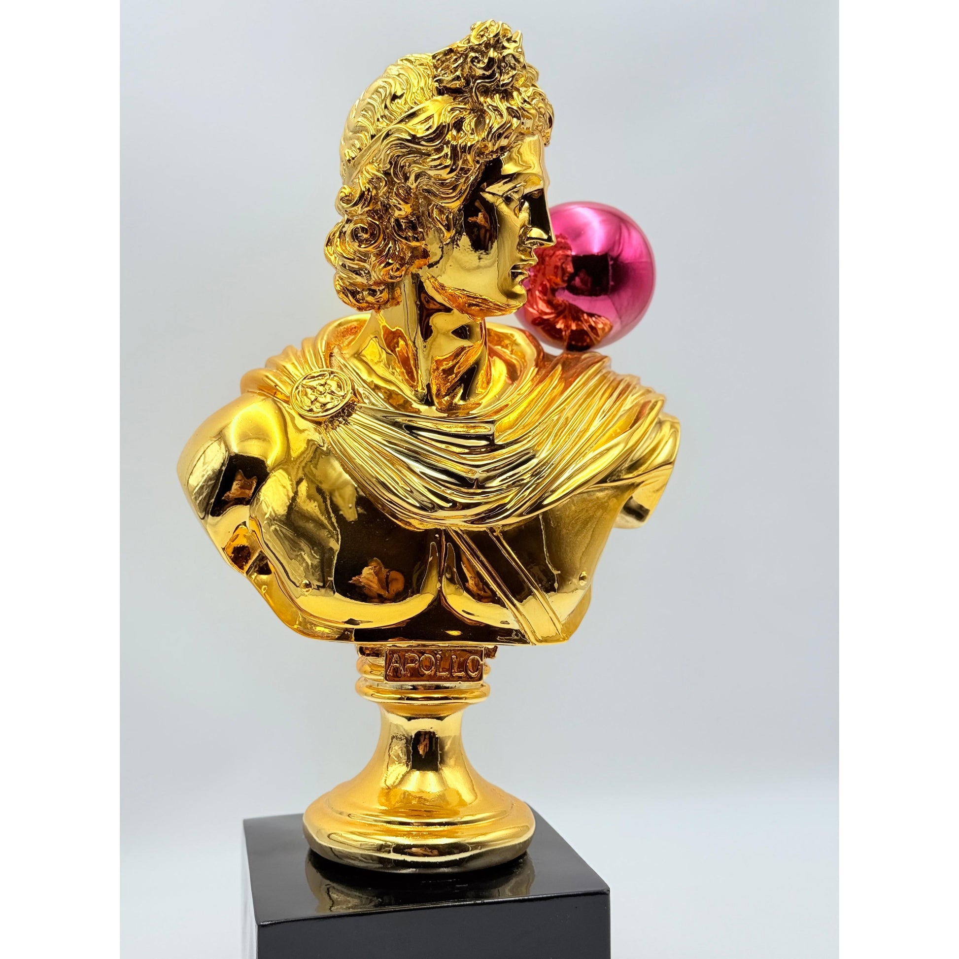 Pembe Balon Detaylı Altın Krom Apollo Heykeli