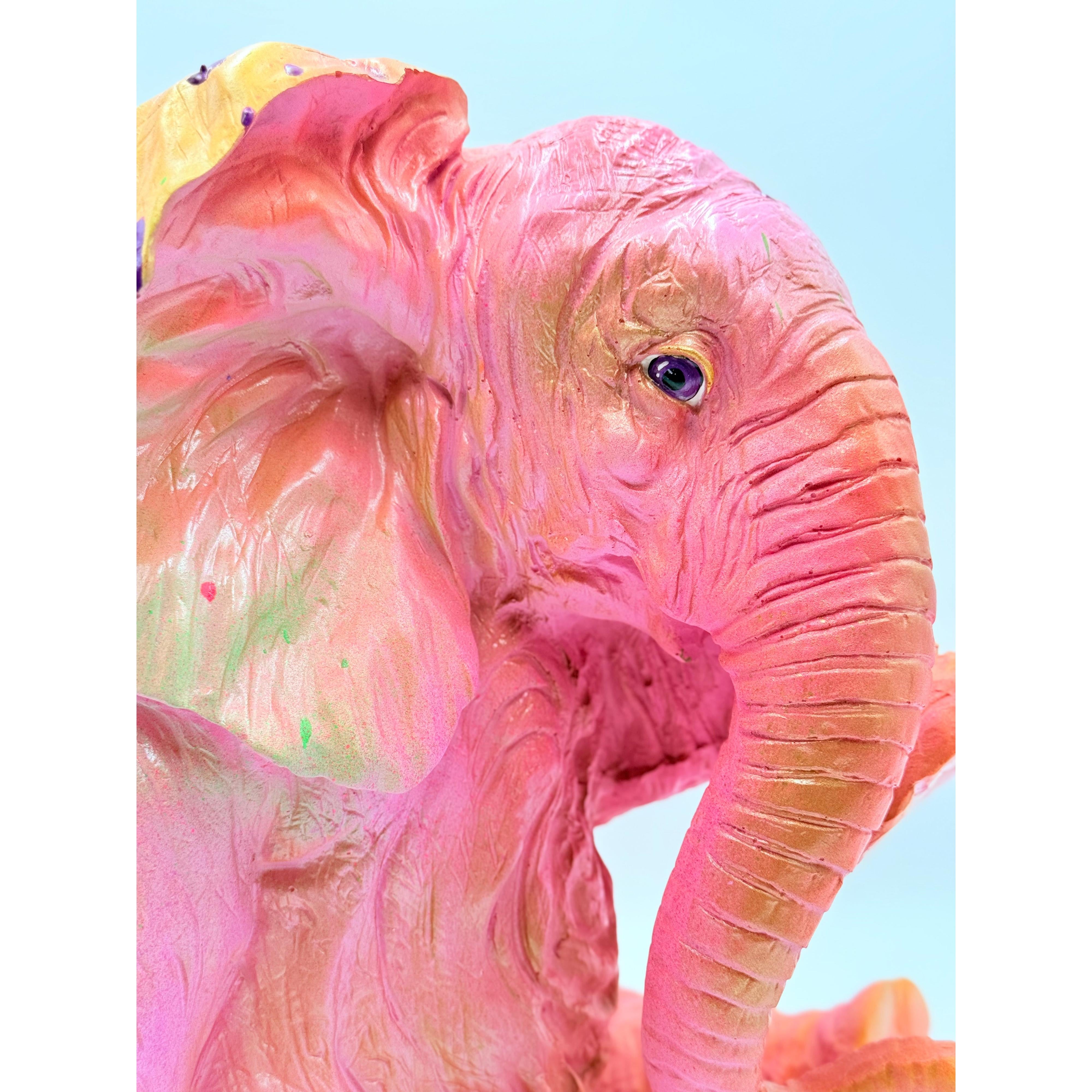 Pembe Oturan Fil Heykeli