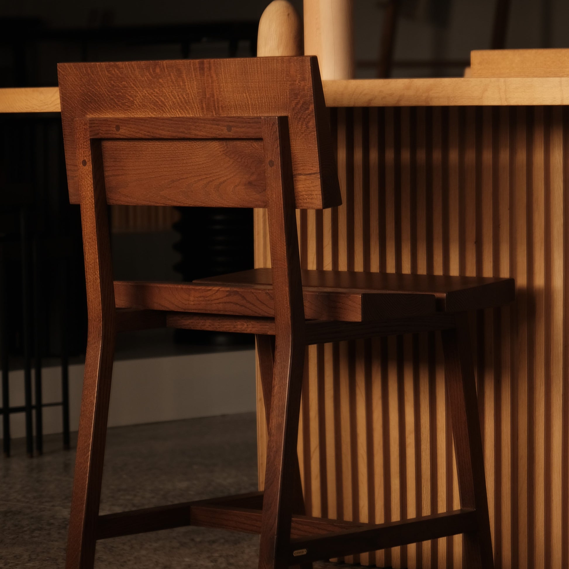 Pi Meşe Sırtlıklı Döşemeli Sandalye Kahverengi