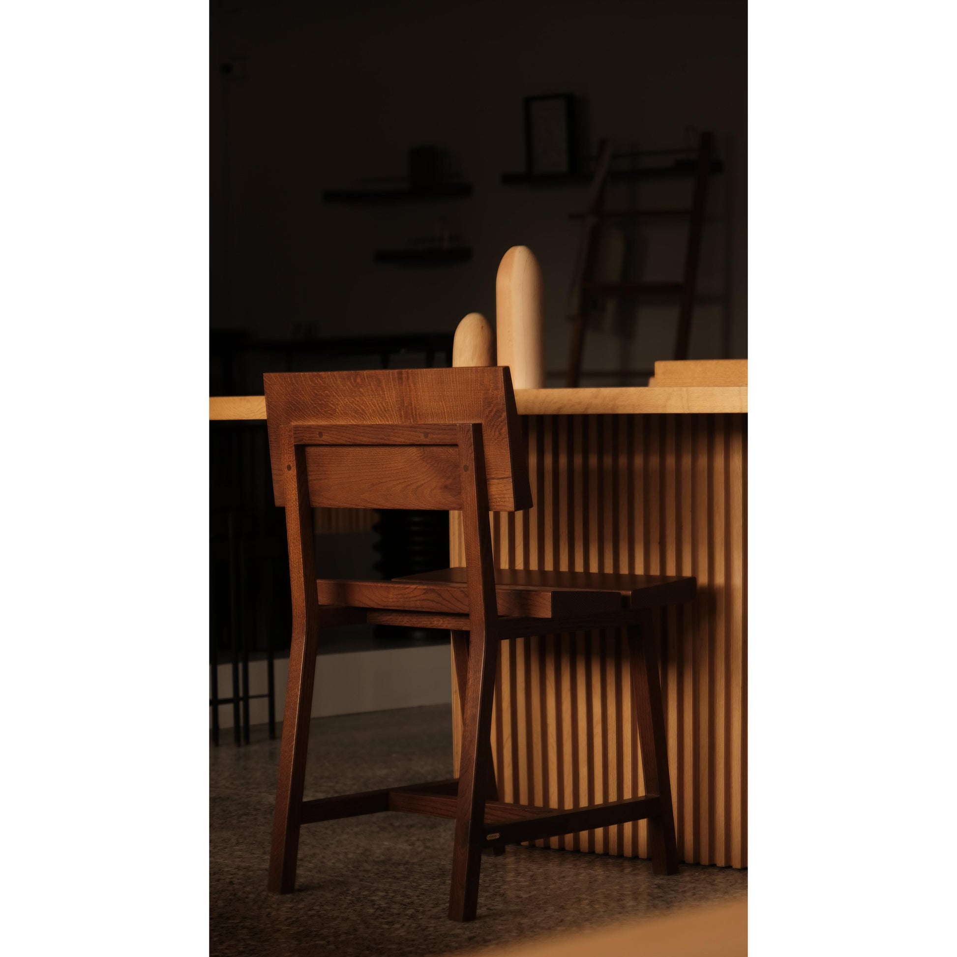 Pi Meşe Sırtlıklı Döşemeli Sandalye Kahverengi