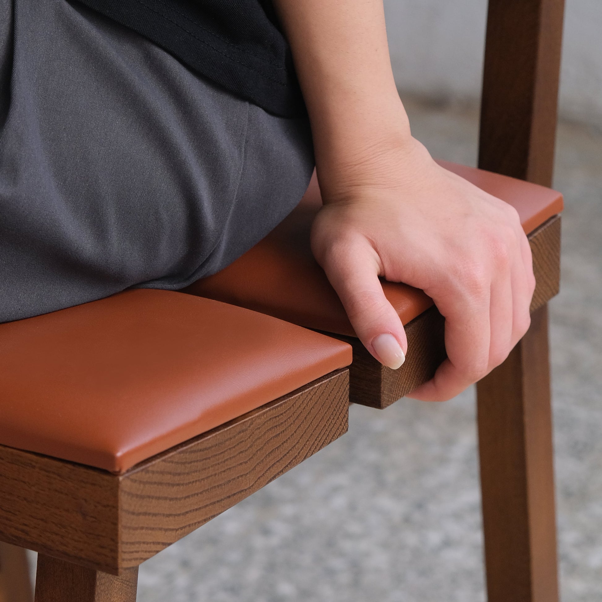 Pi Meşe Sırtlıklı Döşemeli Sandalye Kahverengi