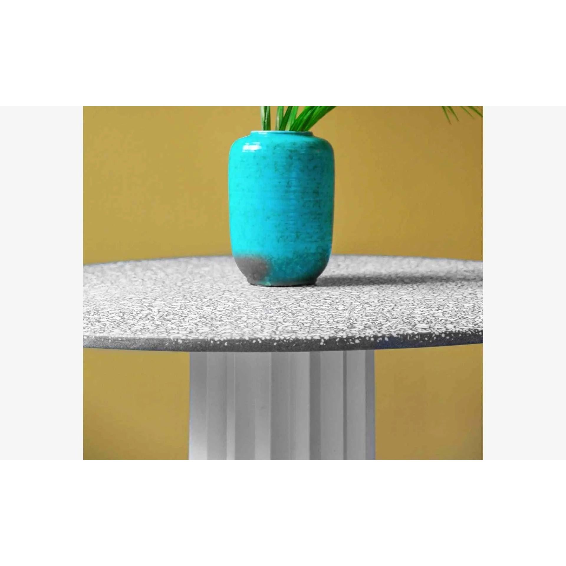 Recalled Yuvarlak Masa Beyaz Metal Terrazzo