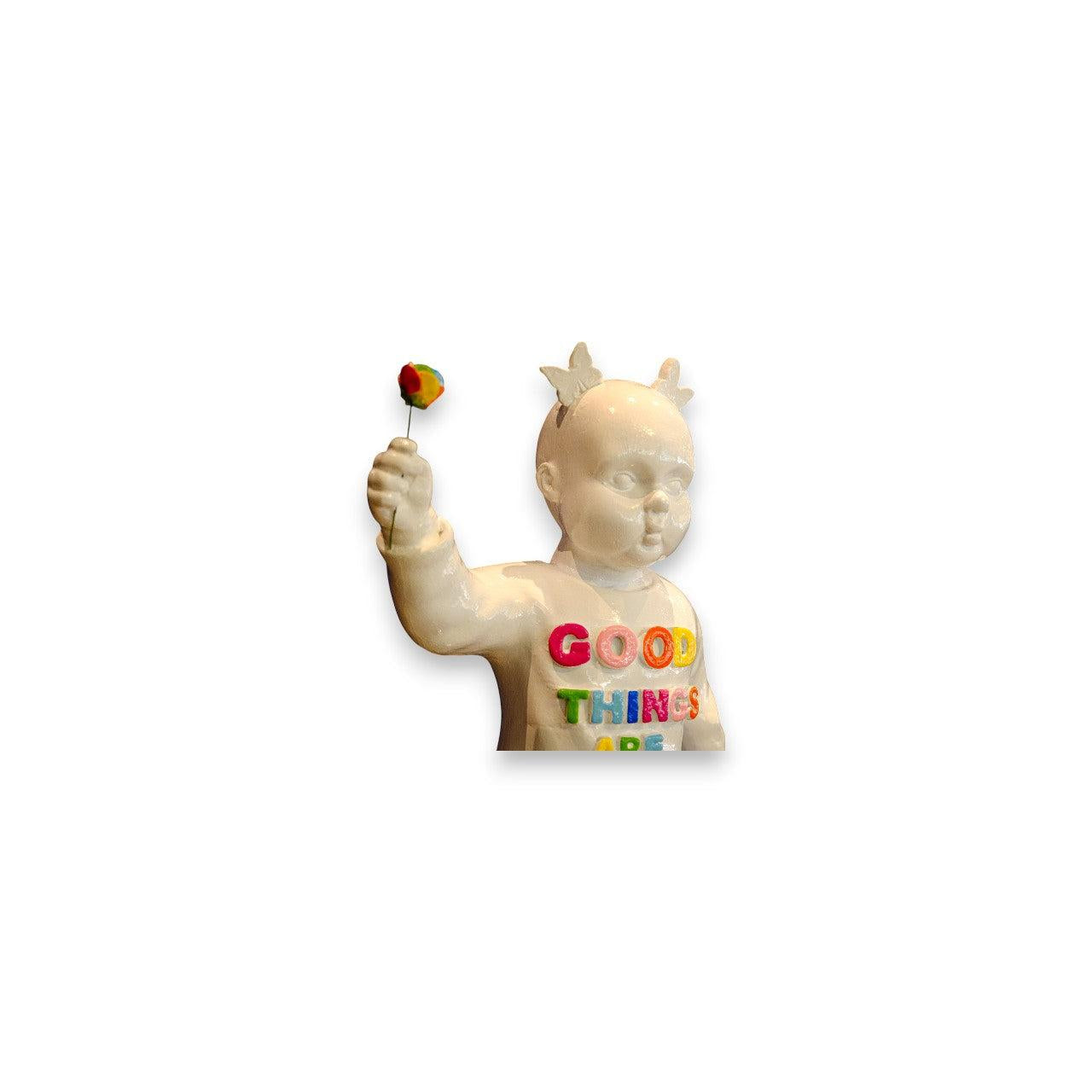 Renkli Yazılı Beyaz Heykel