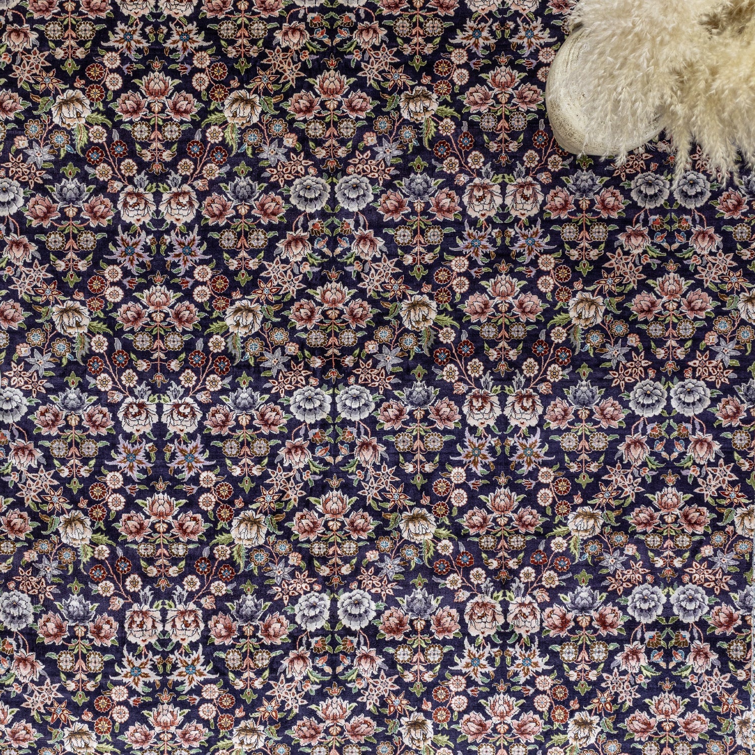 Sariya Serpme Çiçek Motifli İpek Halı 277X359 Cm