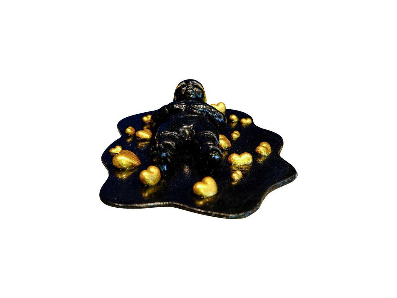 Siyah Ve Altın Renklerde Heykel