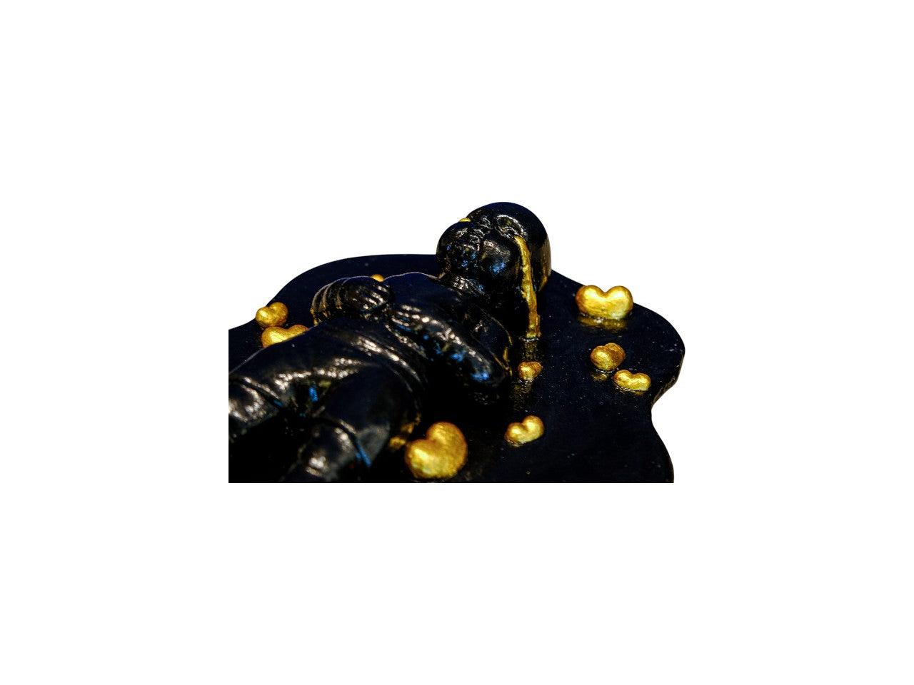 Siyah Ve Altın Renklerde Heykel