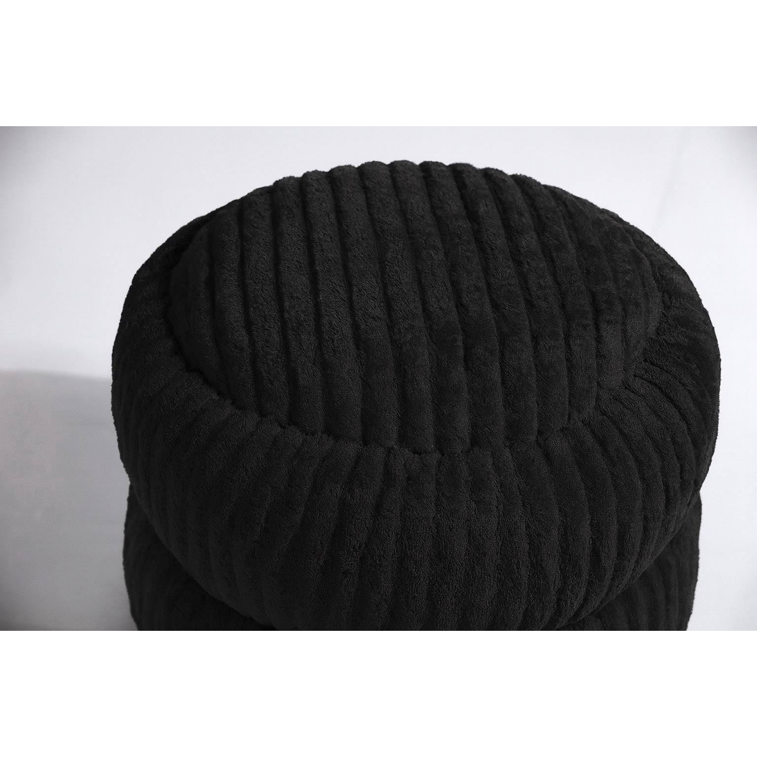 Strato Siyah Şerit Detaylı Yuvarlak Puf