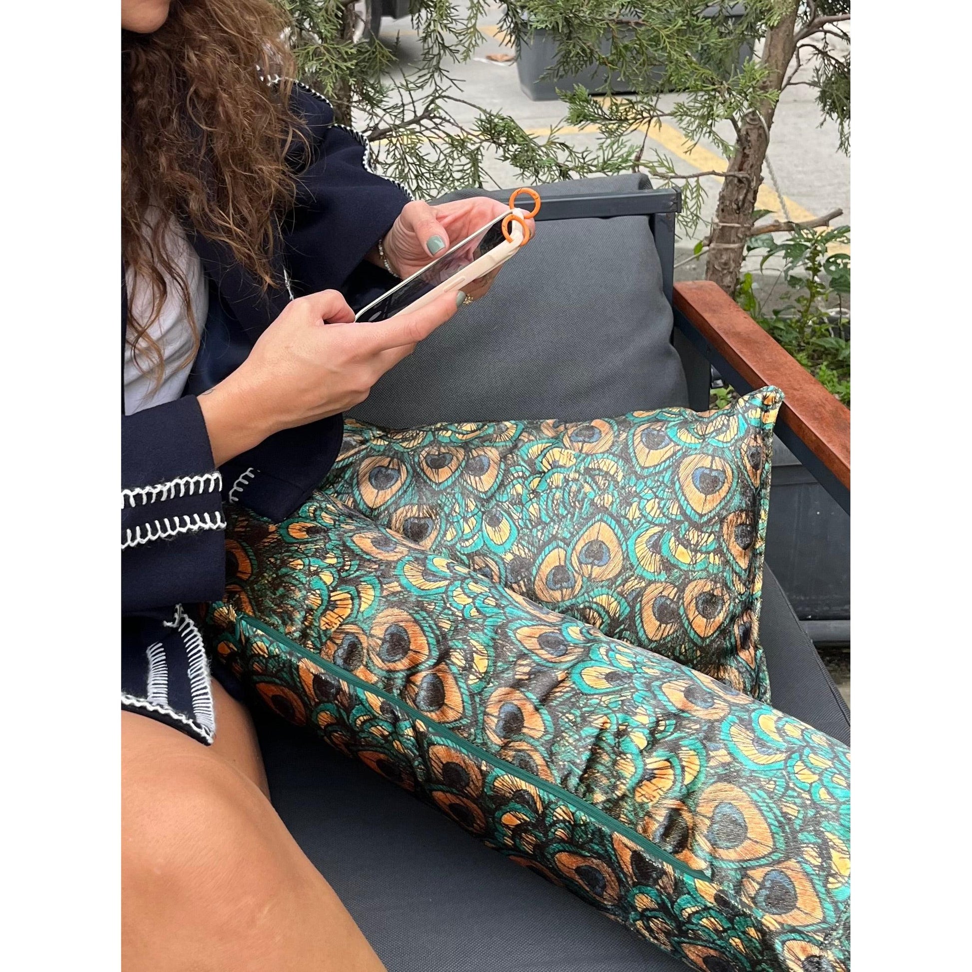 Tavus Kuşu Fısıltısı, Dolgulu Kadife Yastık