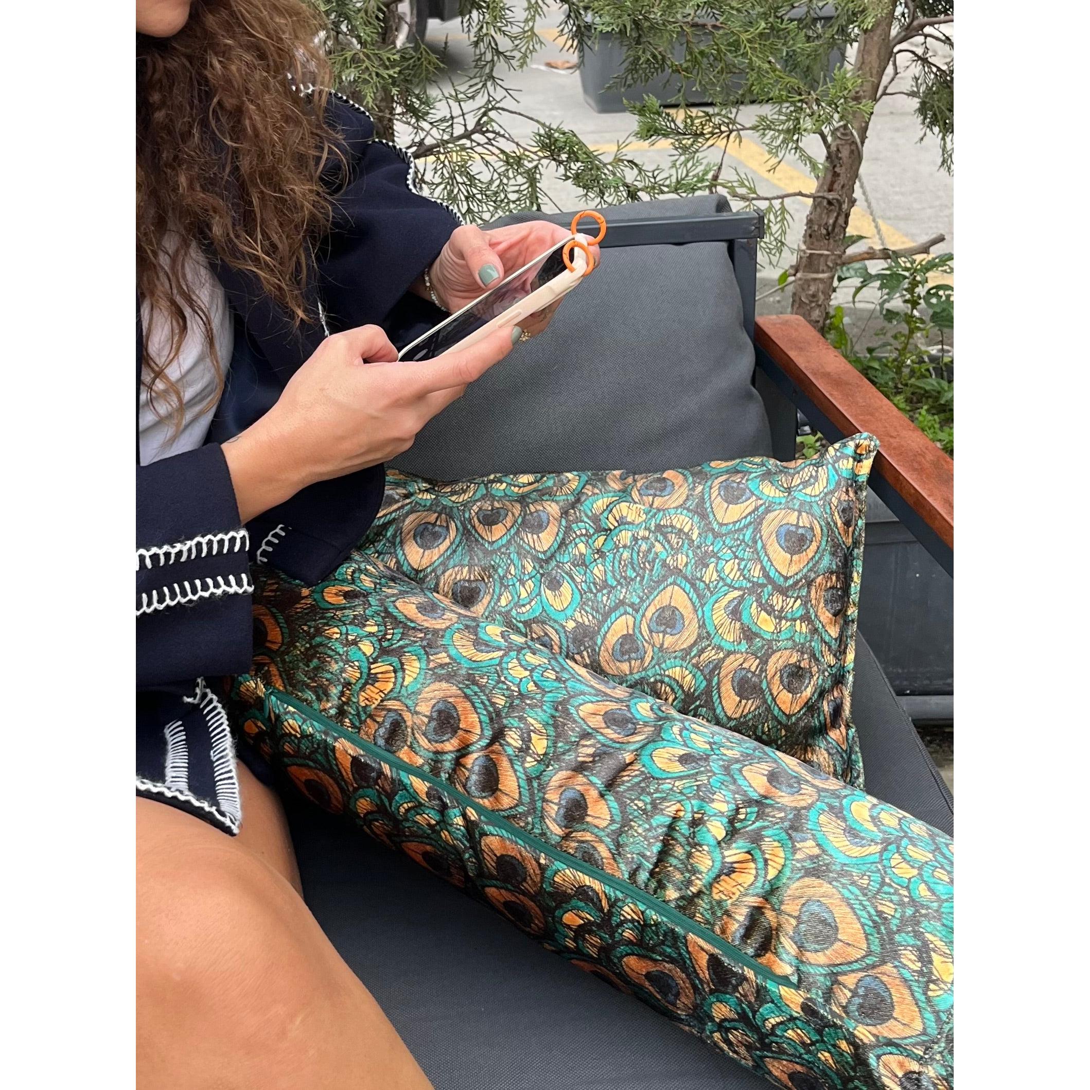 Tavus Kuşu Fısıltısı, Dolgulu Kadife Yastık