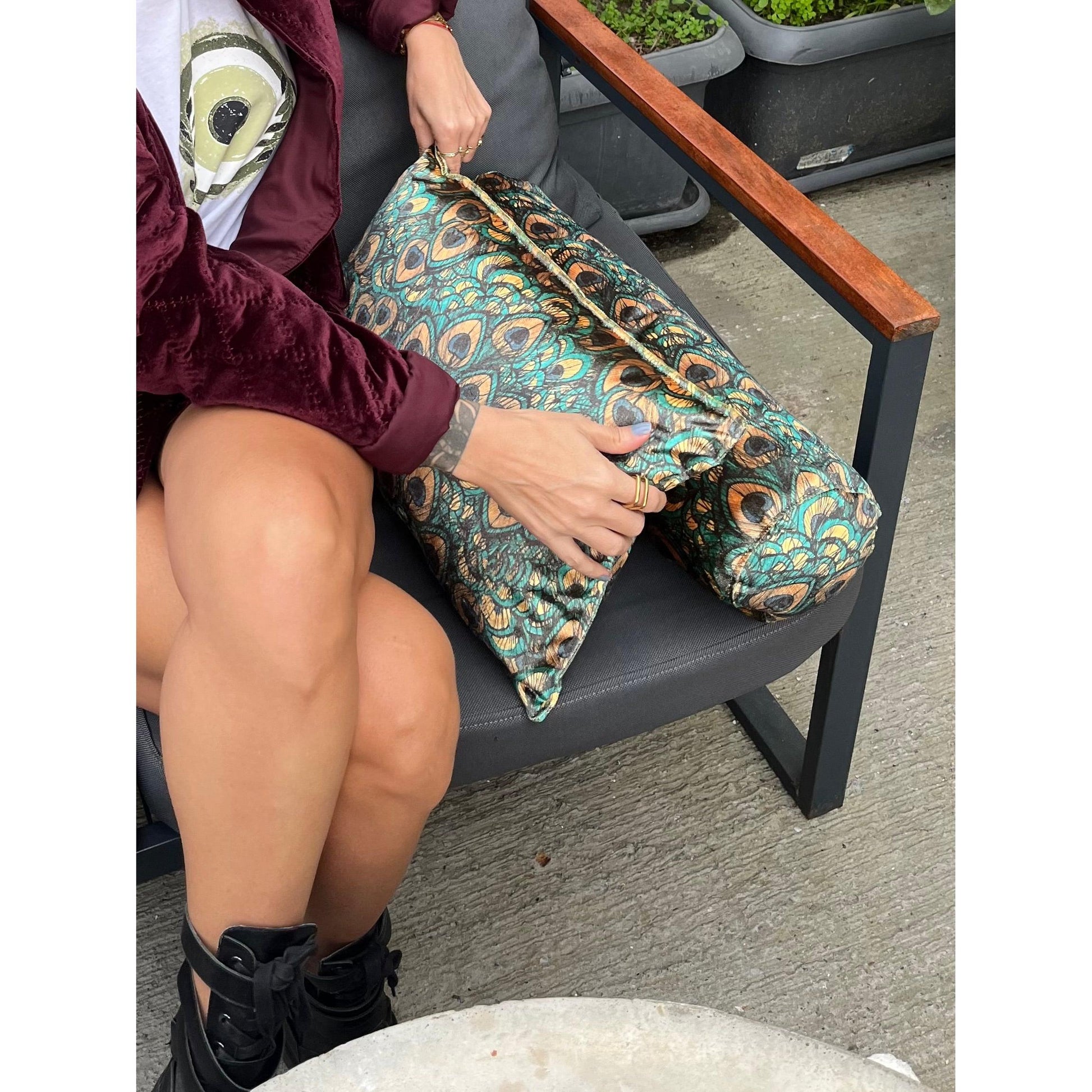 Tavus Kuşu Fısıltısı, Dolgulu Kadife Yastık