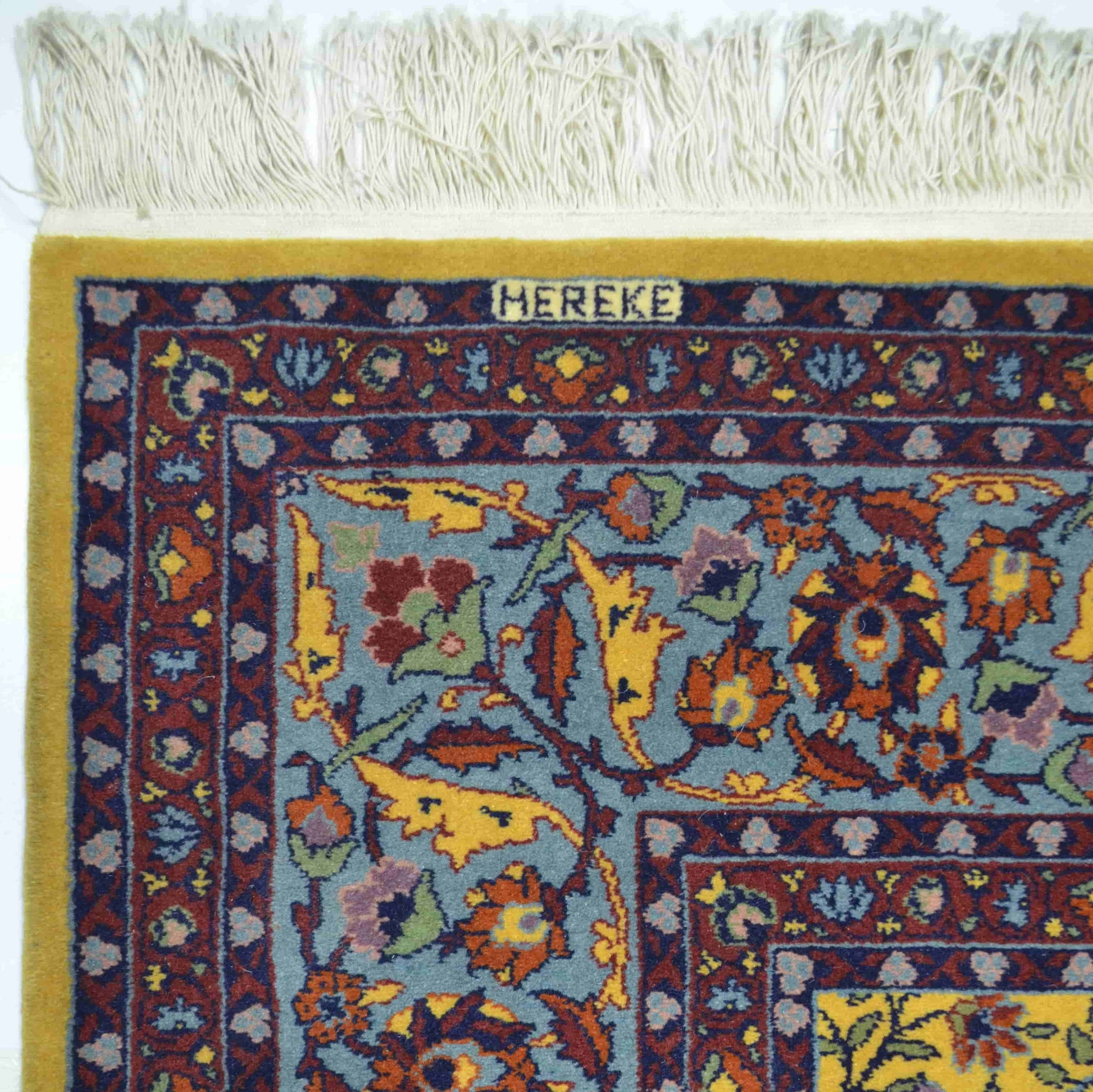 Yedi Dağın Çiçeği Desenli El Dokuma Hereke Halısı