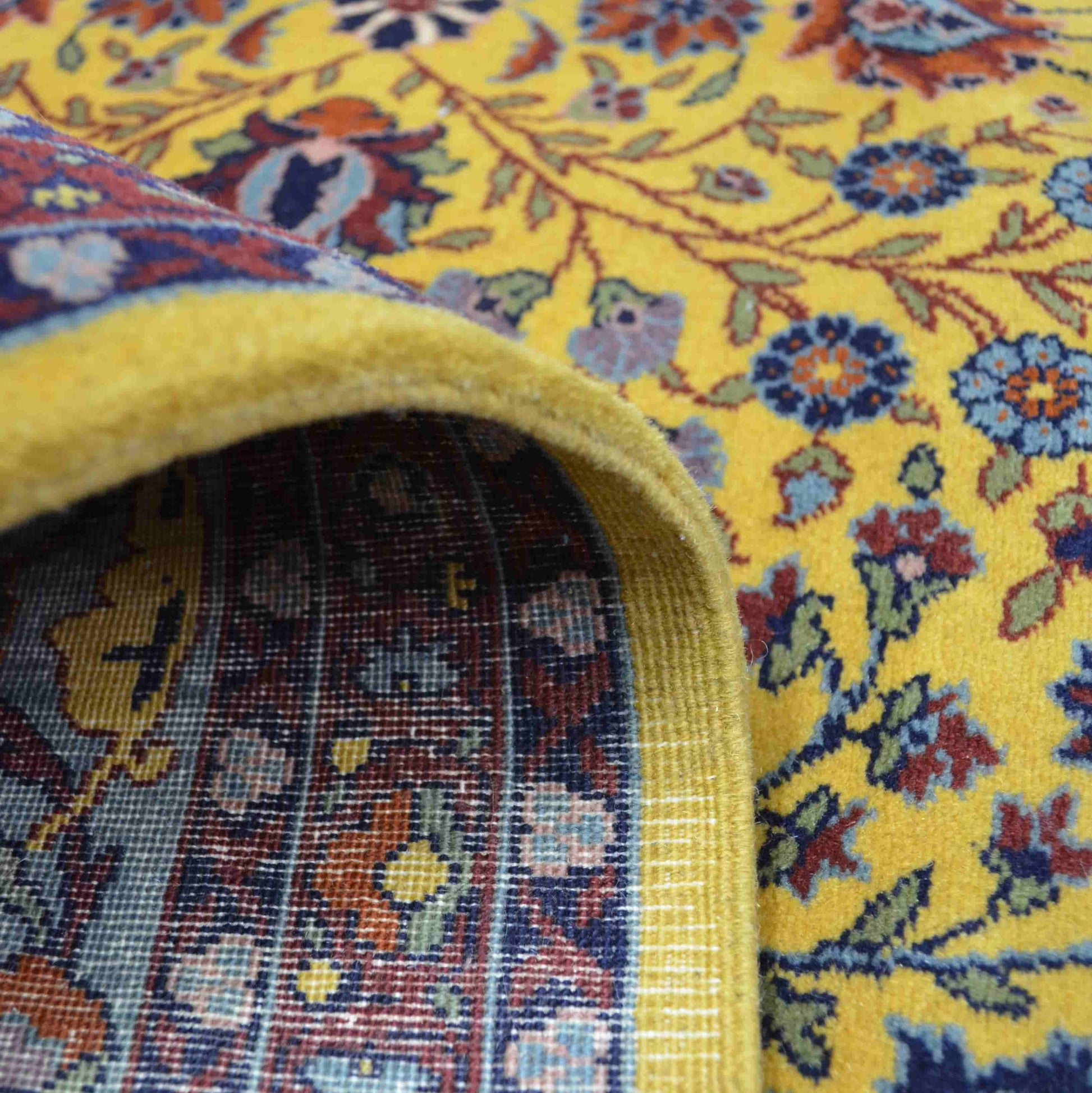 Yedi Dağın Çiçeği Desenli El Dokuma Hereke Halısı