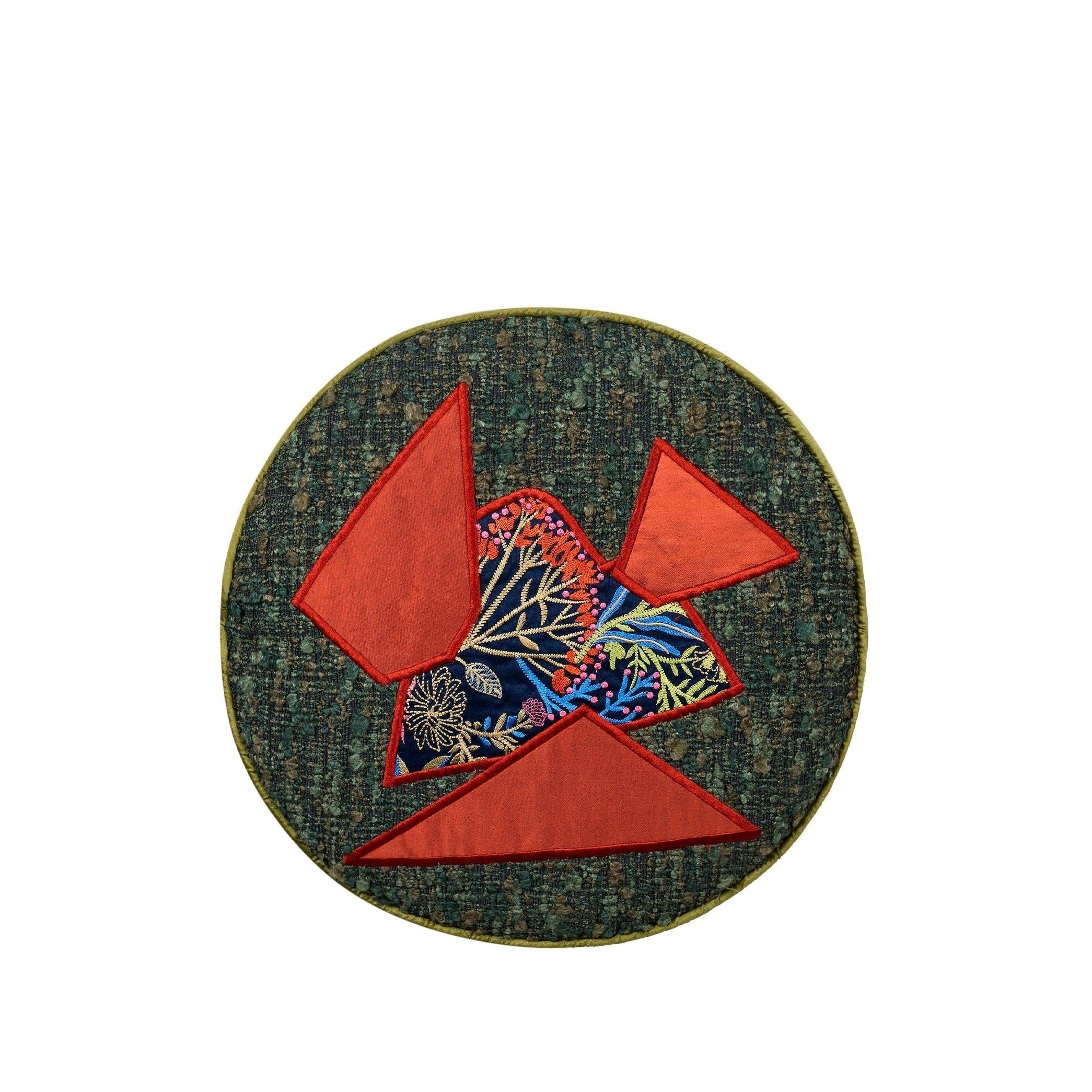 Yeşil Bukle Aplike Ve Broderi Detaylı Yuvarlak Kırlent