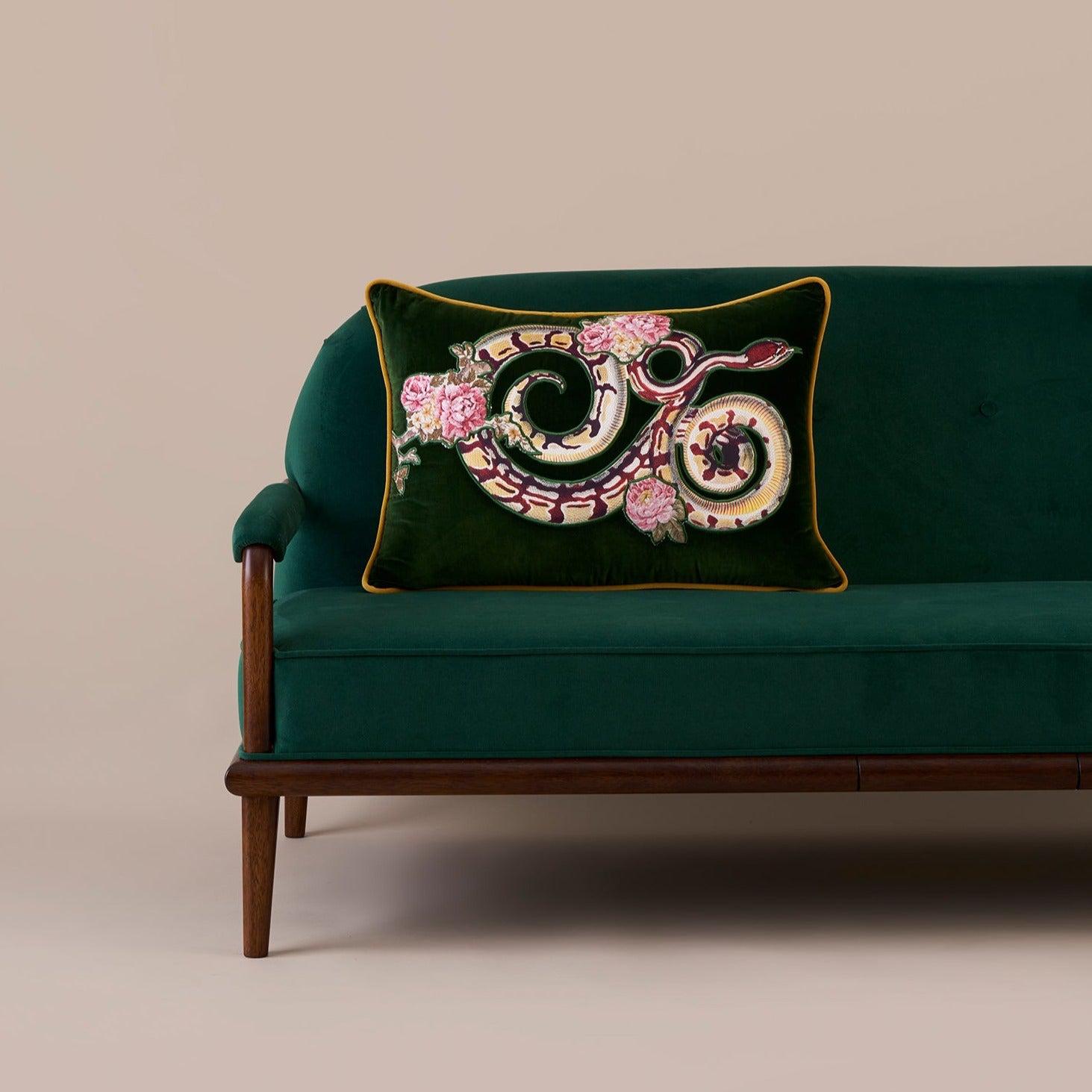 Yılan Ve Çiçek Aplike Kadife Kırlent