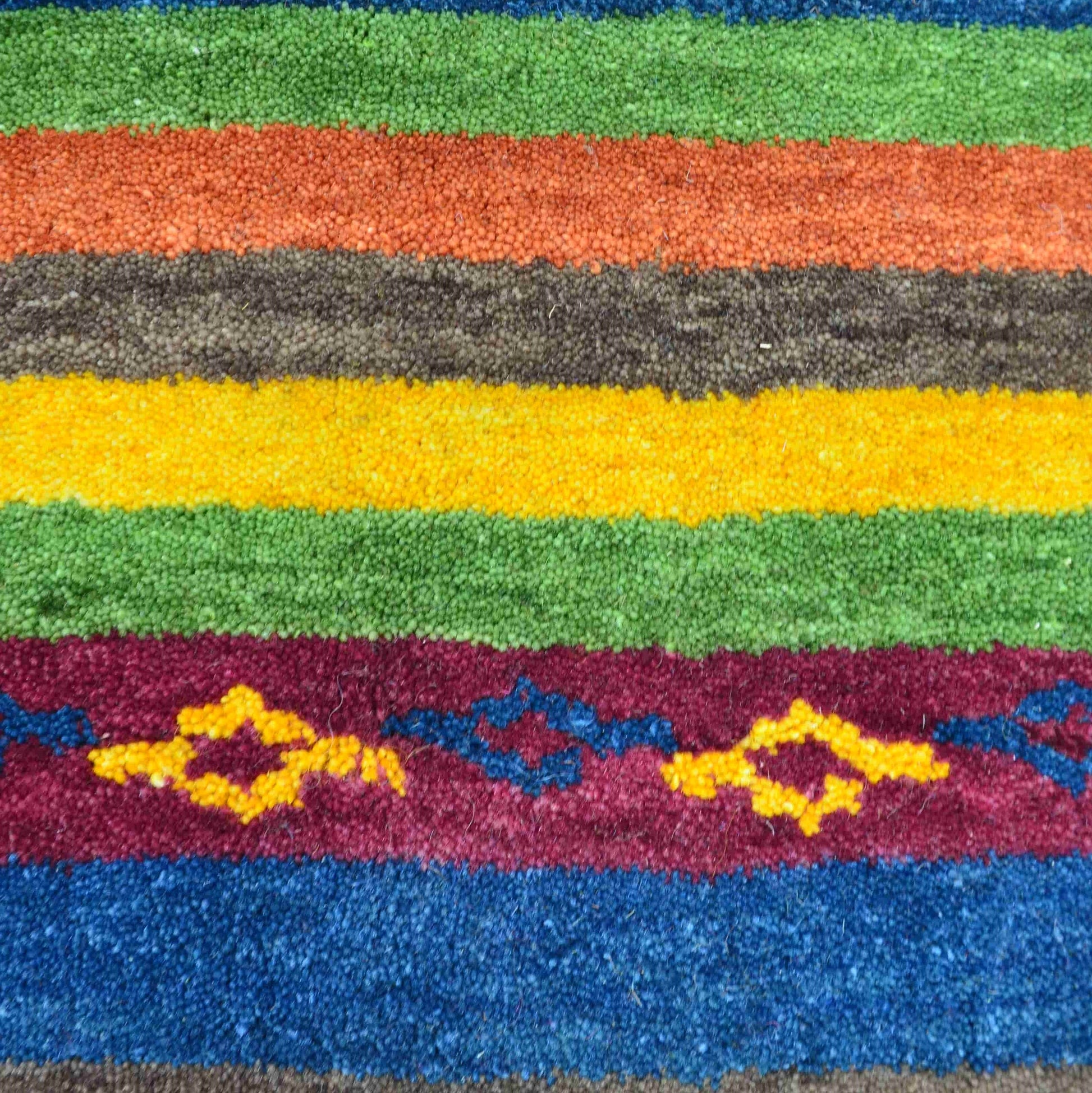 Yünden El Dokuma Tribal Halı