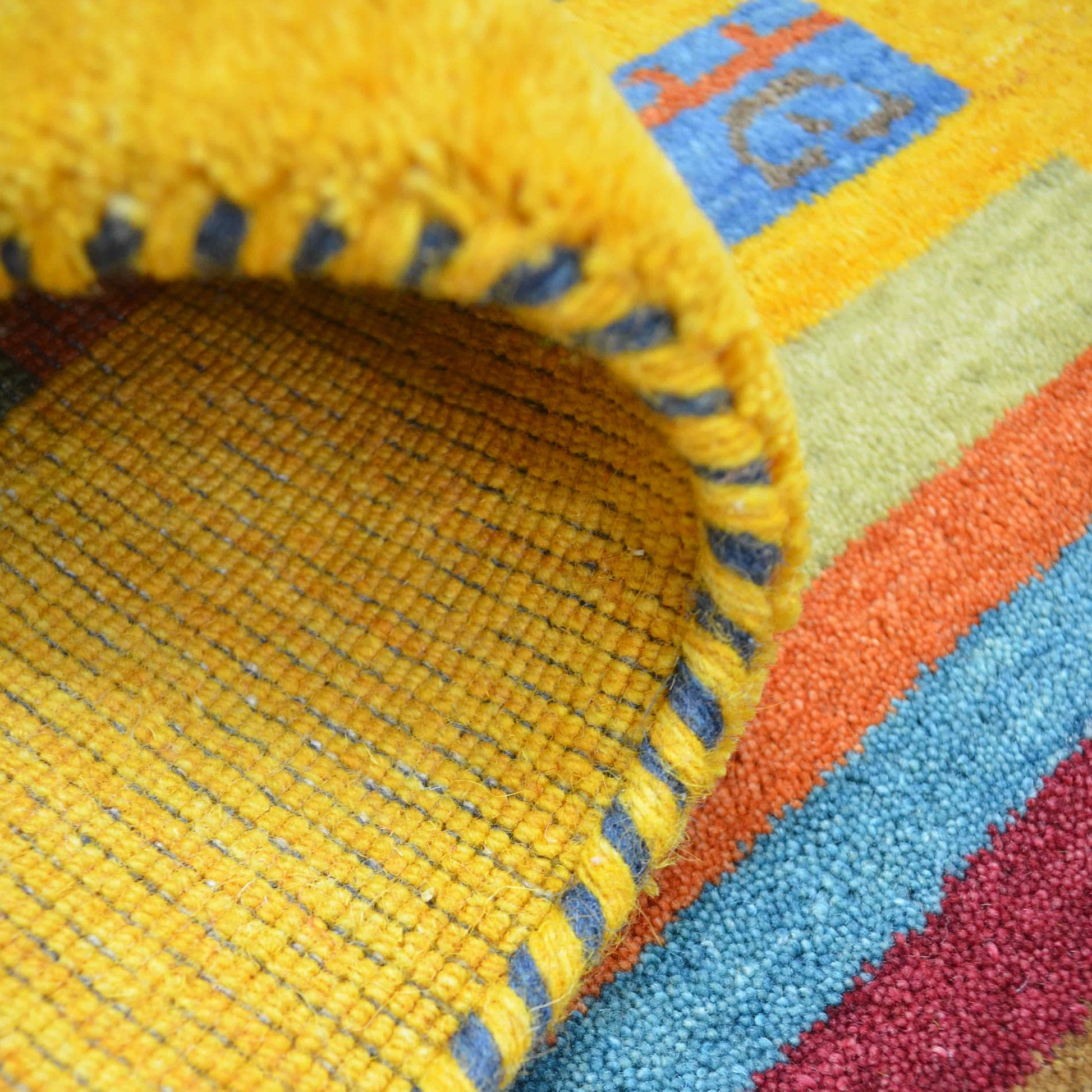 Yünden El Dokuma Tribal Halı