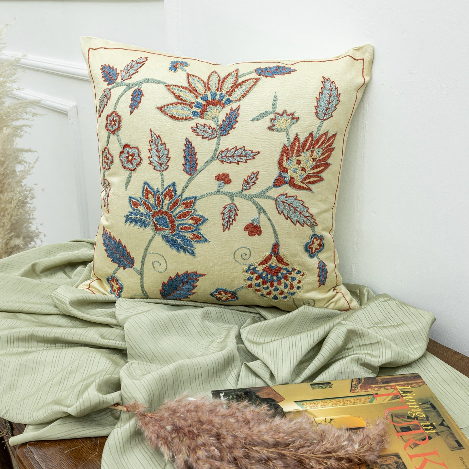 Abike Çiçek İşlemeli İpek Kırlent