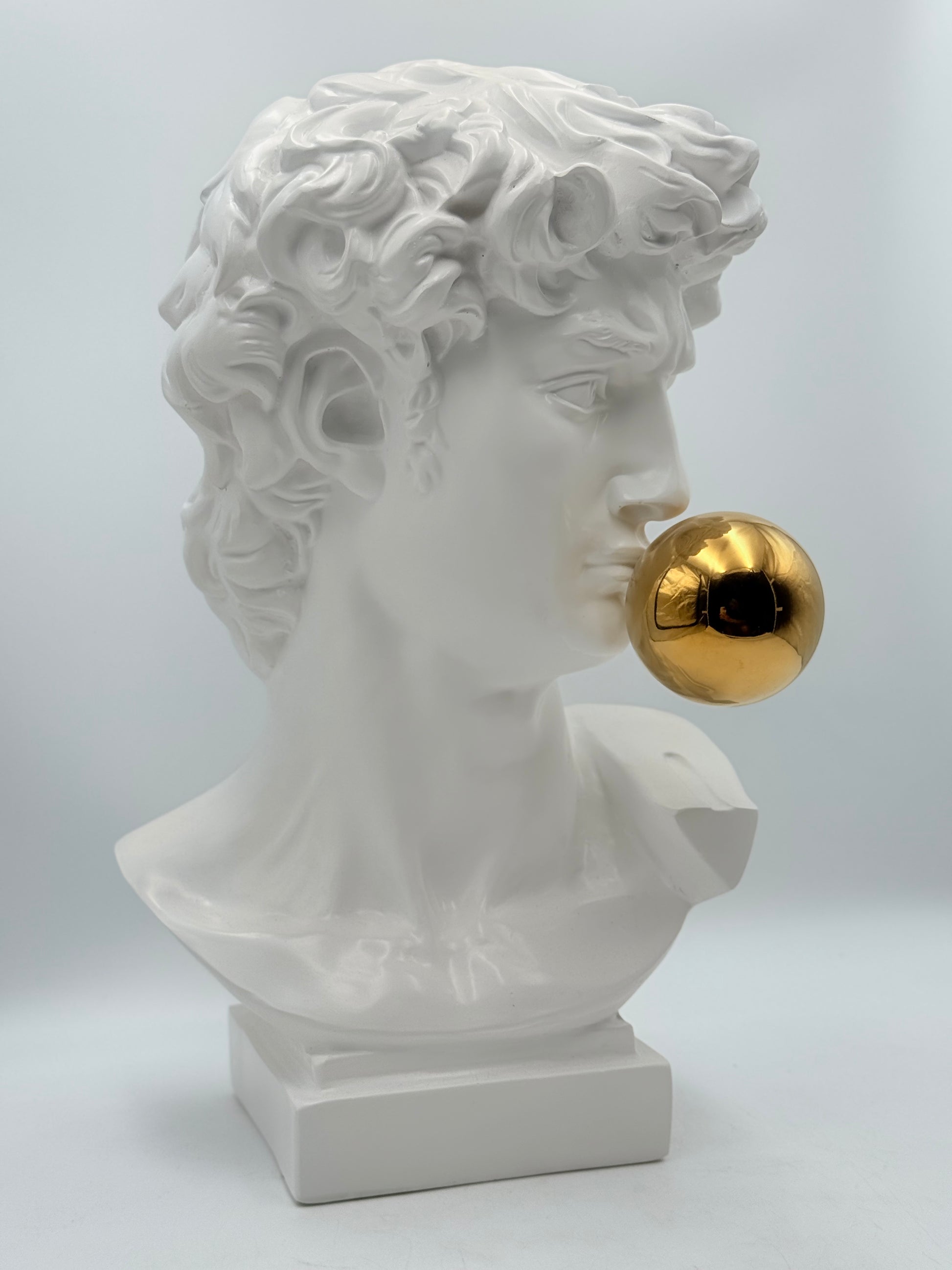 Ağzında Altın Top Detaylı David Heykeli