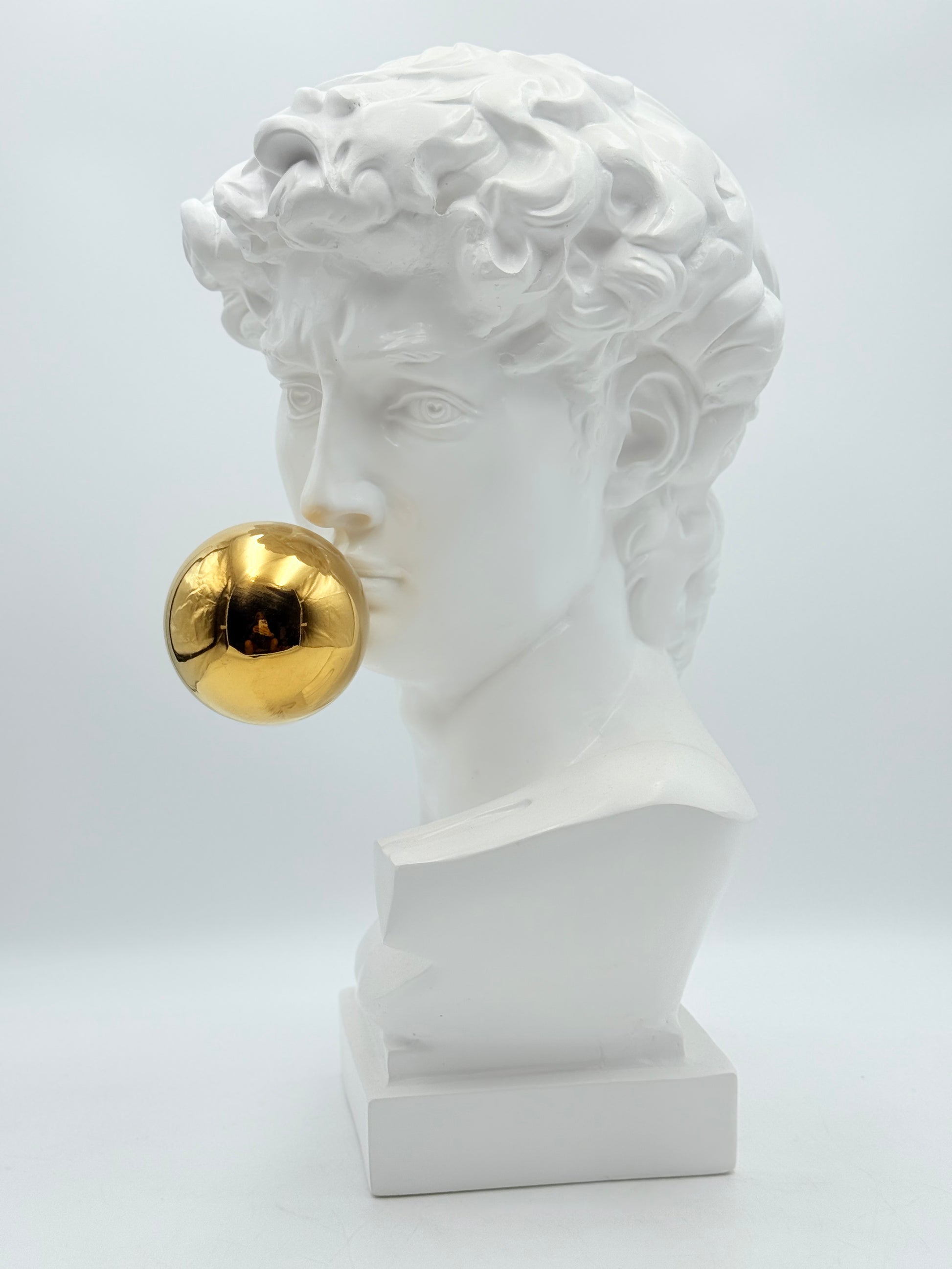 Ağzında Altın Top Detaylı David Heykeli