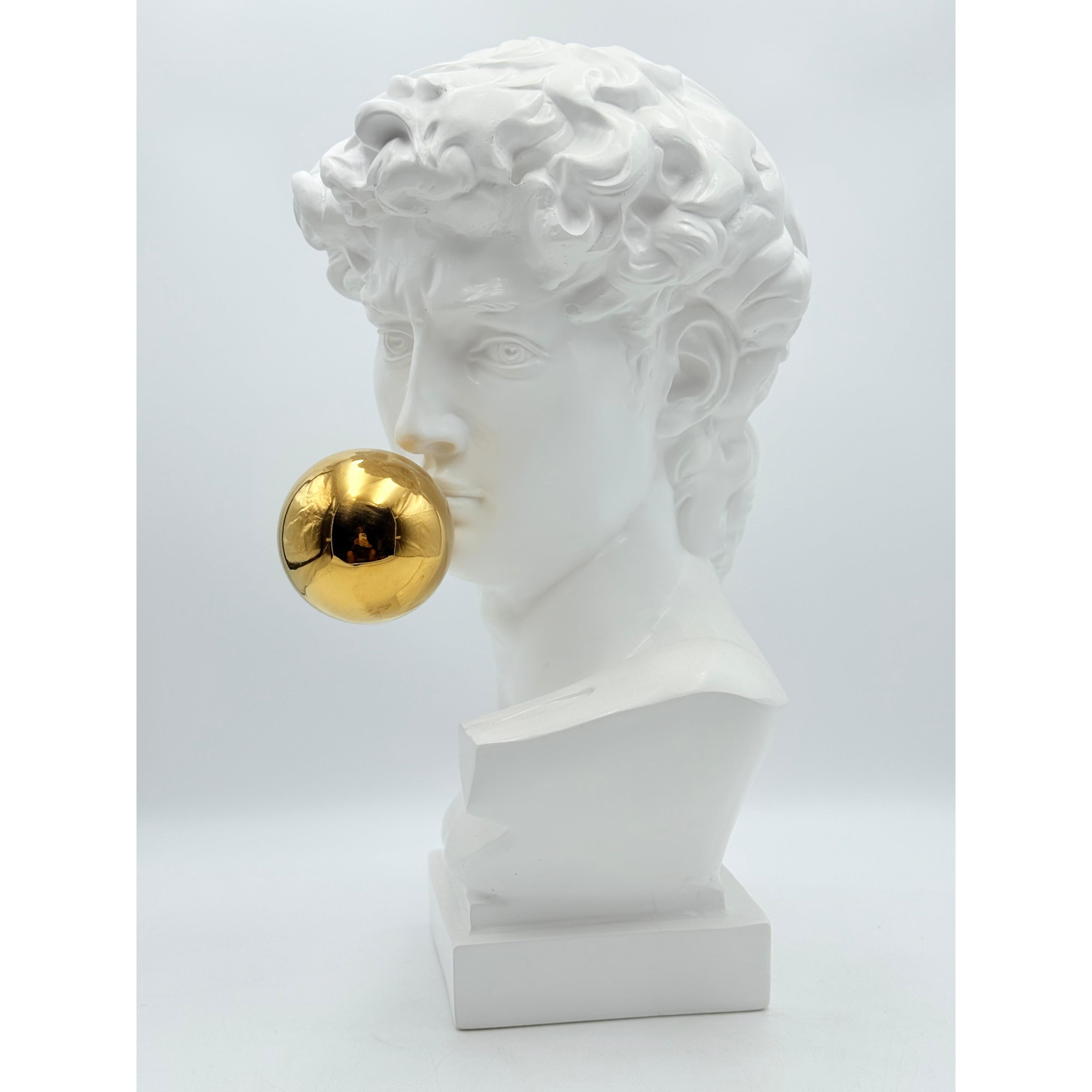 Ağzında Altın Top Detaylı David Heykeli