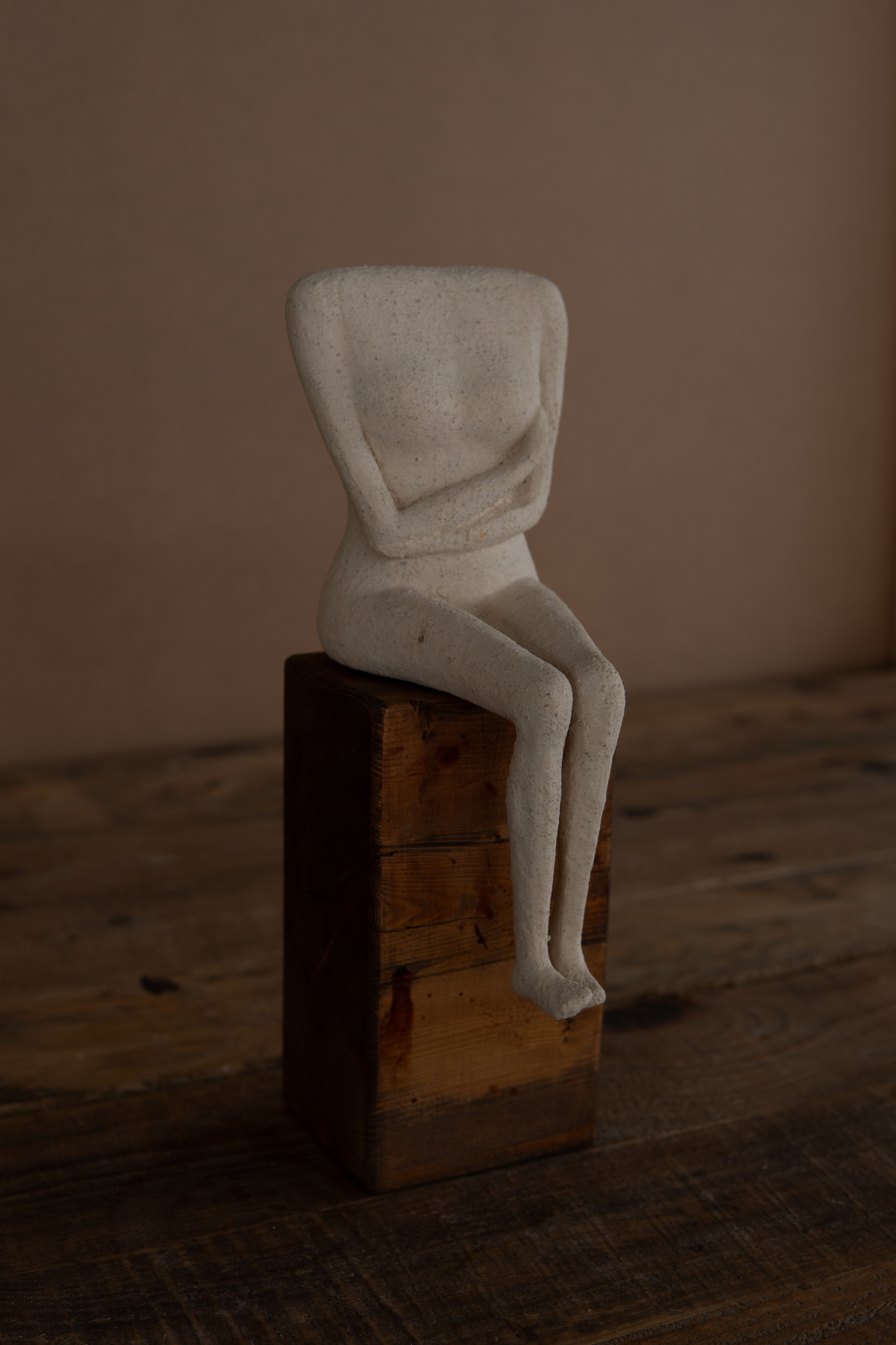 Ahşap Kaideli Seramik Heykel Headless but Happy