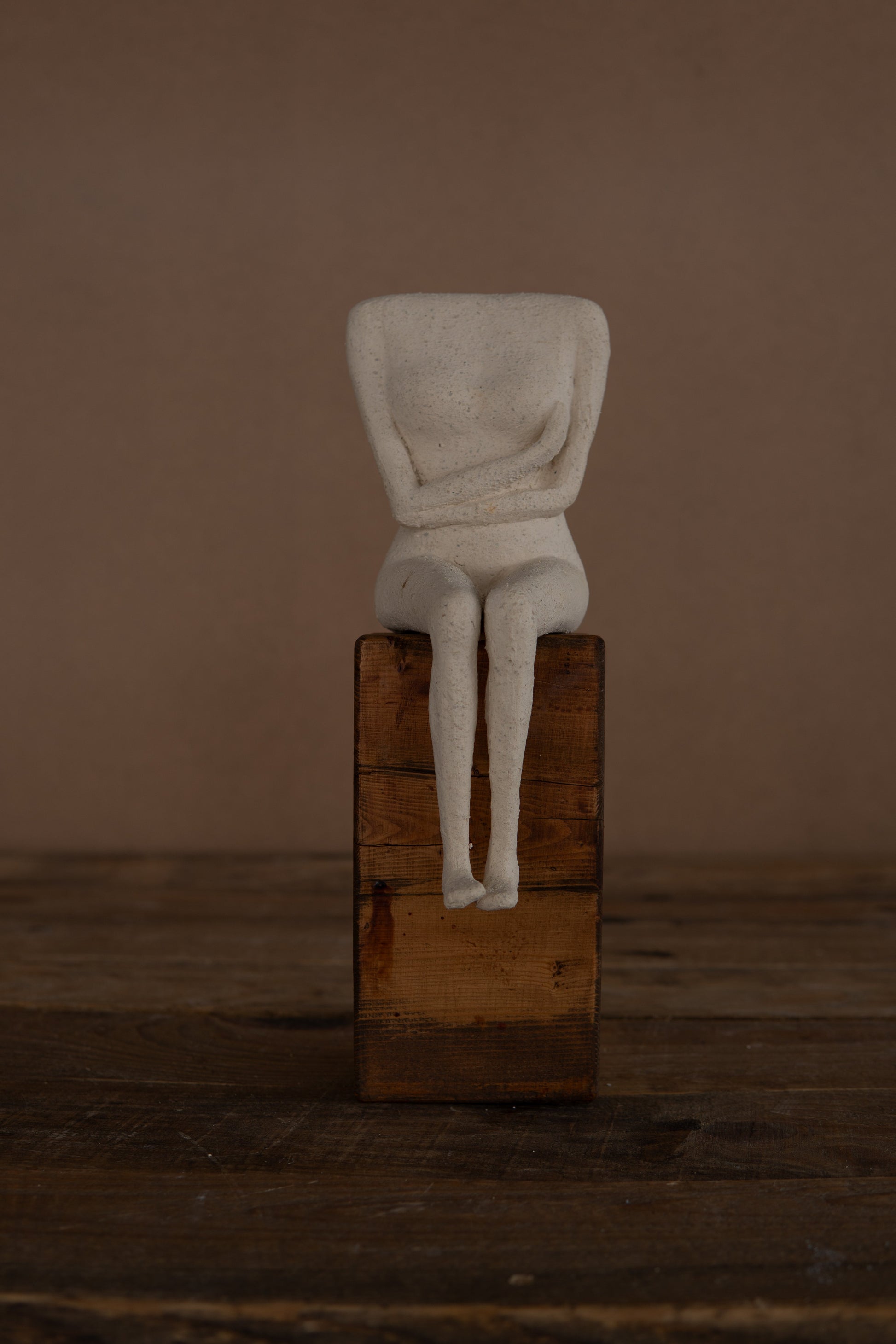 Ahşap Kaideli Seramik Heykel Headless but Happy