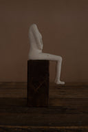 Ahşap Kaideli Seramik Heykel Headless but Happy