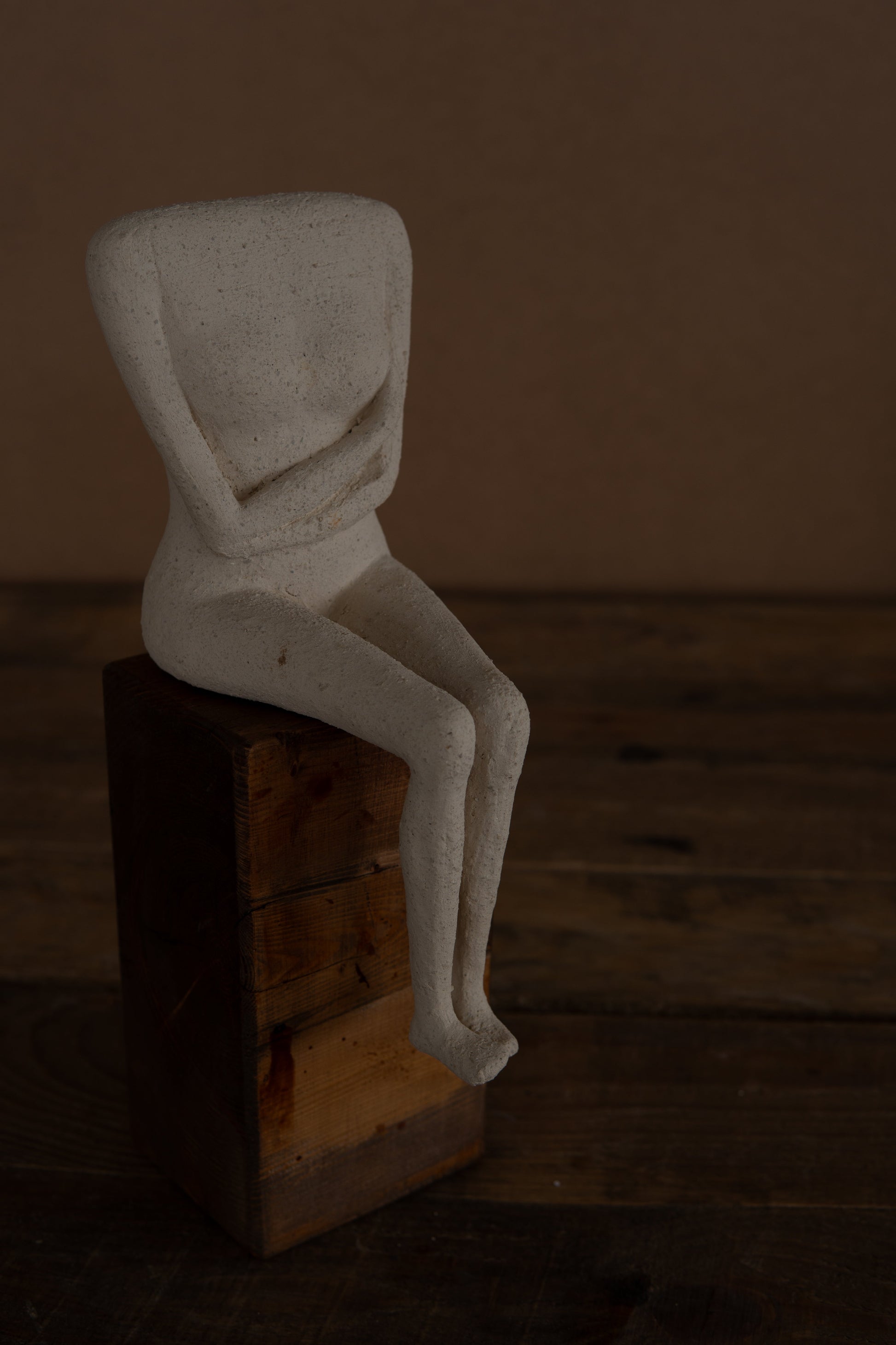 Ahşap Kaideli Seramik Heykel Headless but Happy