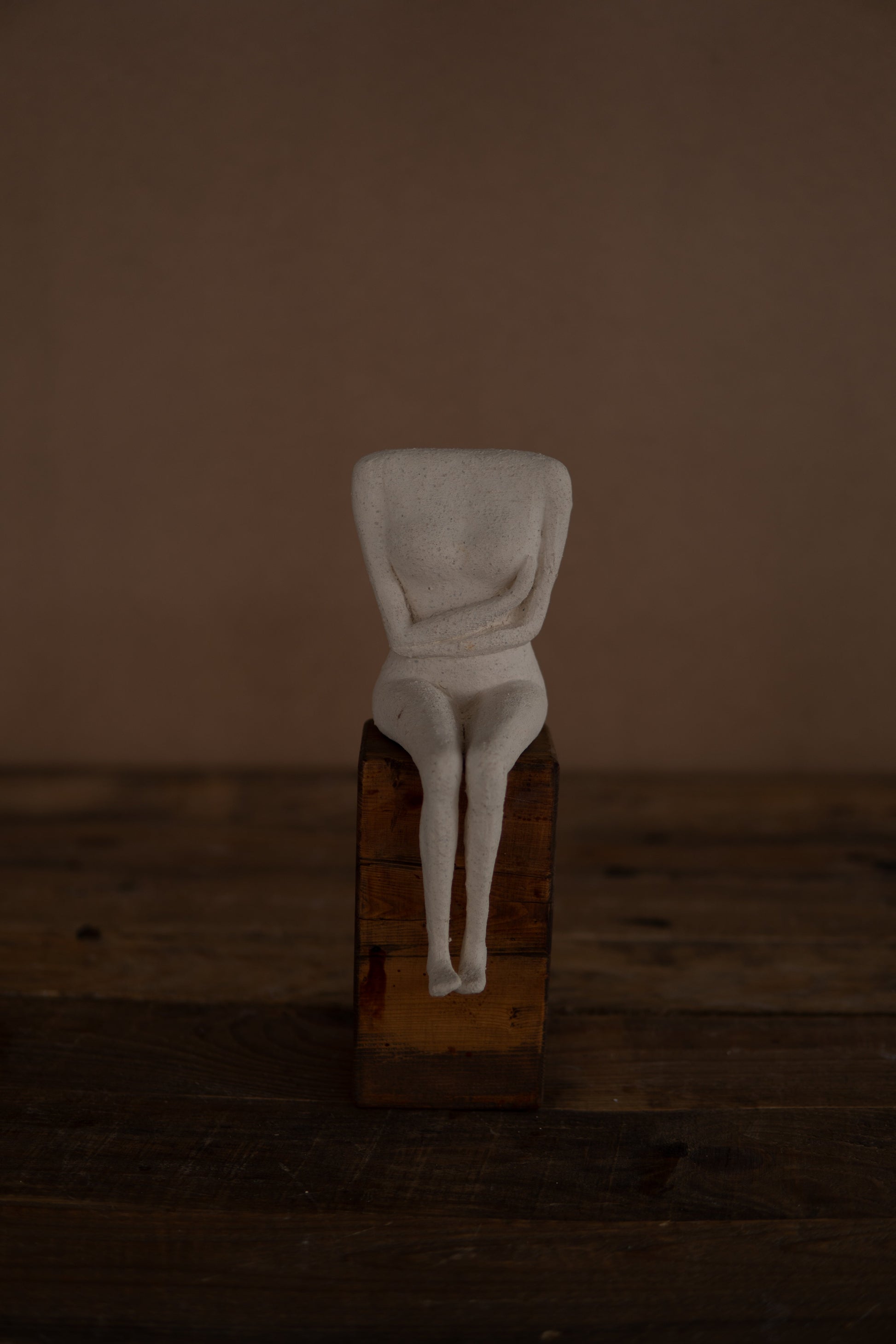 Ahşap Kaideli Seramik Heykel Headless but Happy